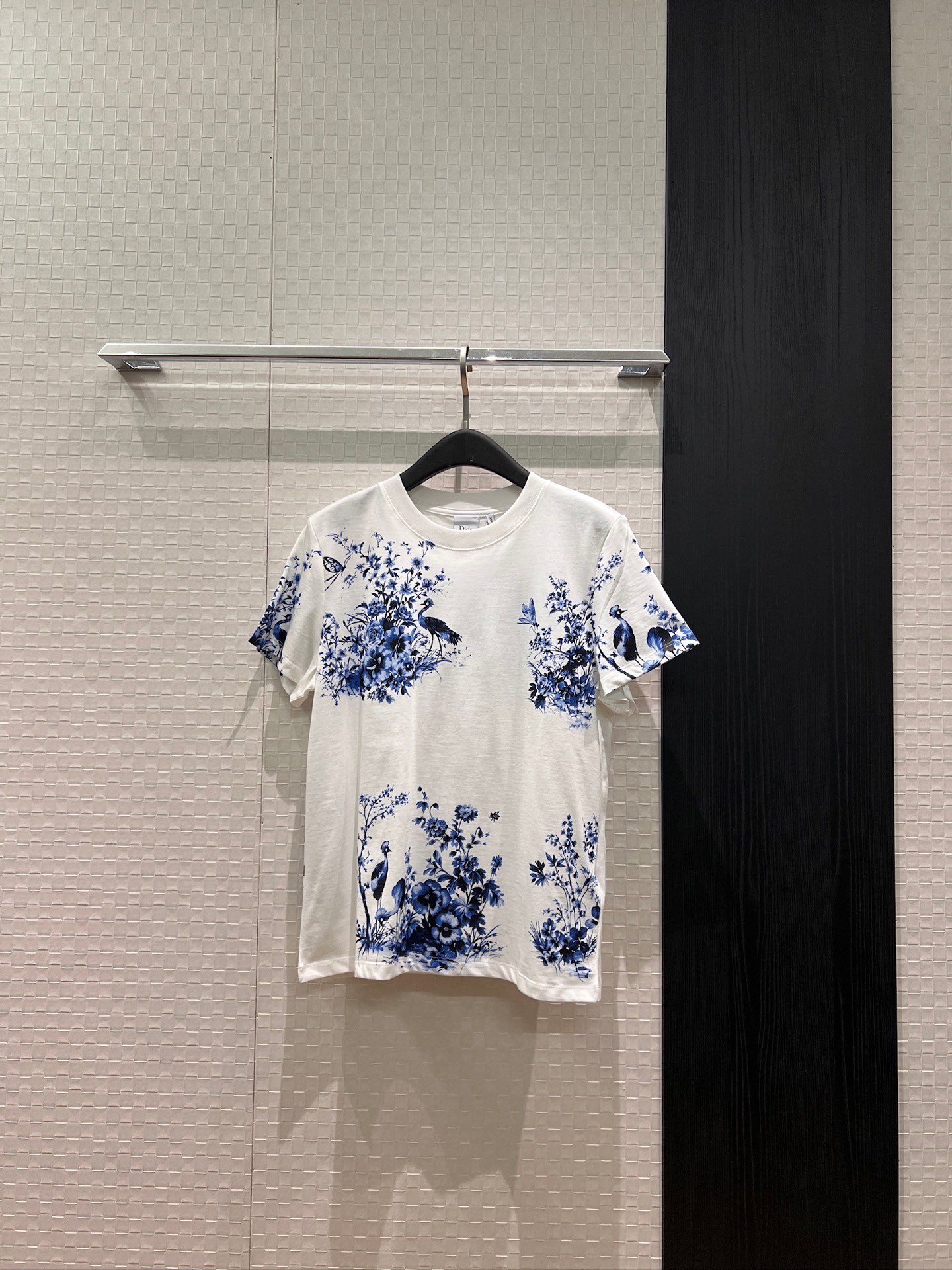 NO:838076,The new positioning blue and white porcelain printed T-shirt is simple and casual, versatile for age reduction, SML,,tees,t-shirt,19860909新款定位青花瓷印花T恤简单休闲 减龄百搭 SML,,tees，t-shirt,,Women's clothing