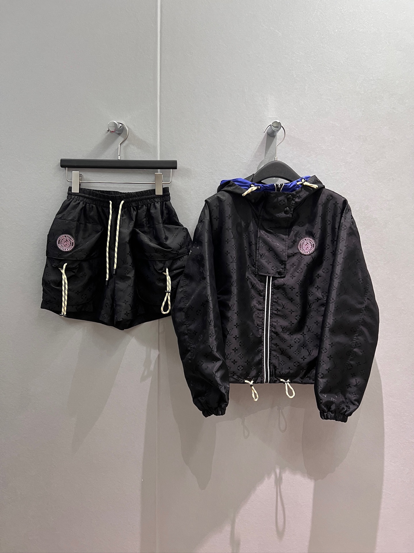 NO:838080,Jackets, shorts, new pattern, contrasting colors, hooded windbreaker, jacket, elastic waist, three-dimensional pocket shorts, drawstring waist decoration, logo badge, rubber brand logo, handsome and casual, sweet, cool and versatile, age-reducing fashion S-XL,,shorts,jackets & coats,jackets & coats,hats,19860909外套 短裤 新款老花撞色连帽风衣外套夹克松紧腰立体口袋短裤 抽绳收腰装饰 logo徽章胶牌标志帅气休闲 甜酷百搭 减龄时尚 S-XL,,shorts,jackets & coats,jackets & coats,hats,,Women's clothing