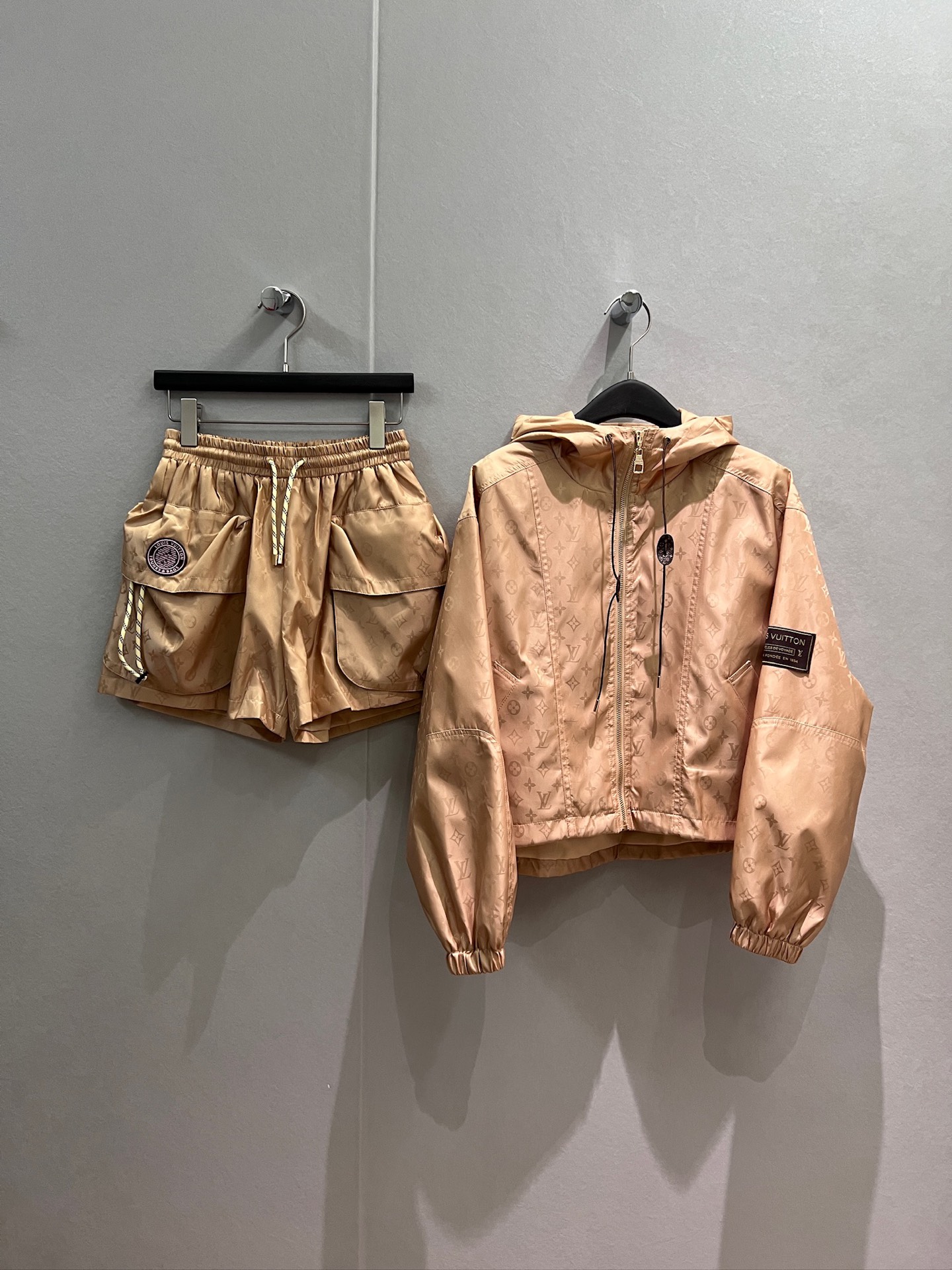 NO:838087,Jacket Shorts New style Zhou Dongyu's same style Presbyopic khaki hooded windbreaker jacket Elastic waist three-dimensional pocket shorts Drawstring waist decoration logo badge rubber brand logo handsome casual sweet cool versatile age-reducing fashion S-XL Jacket 82420300 Shorts 82210,,shorts,jackets & coats,jackets & coats,hats,19860909外套 短裤 新款周冬雨同款 老花卡其连帽风衣外套夹克松紧腰立体口袋短裤 抽绳收腰装饰 logo徽章胶牌标志帅气休闲 甜酷百搭 减龄时尚 S-XL 外套82420300 短裤82210,,shorts,jackets & coats,jackets & coats,hats,,Women's clothing