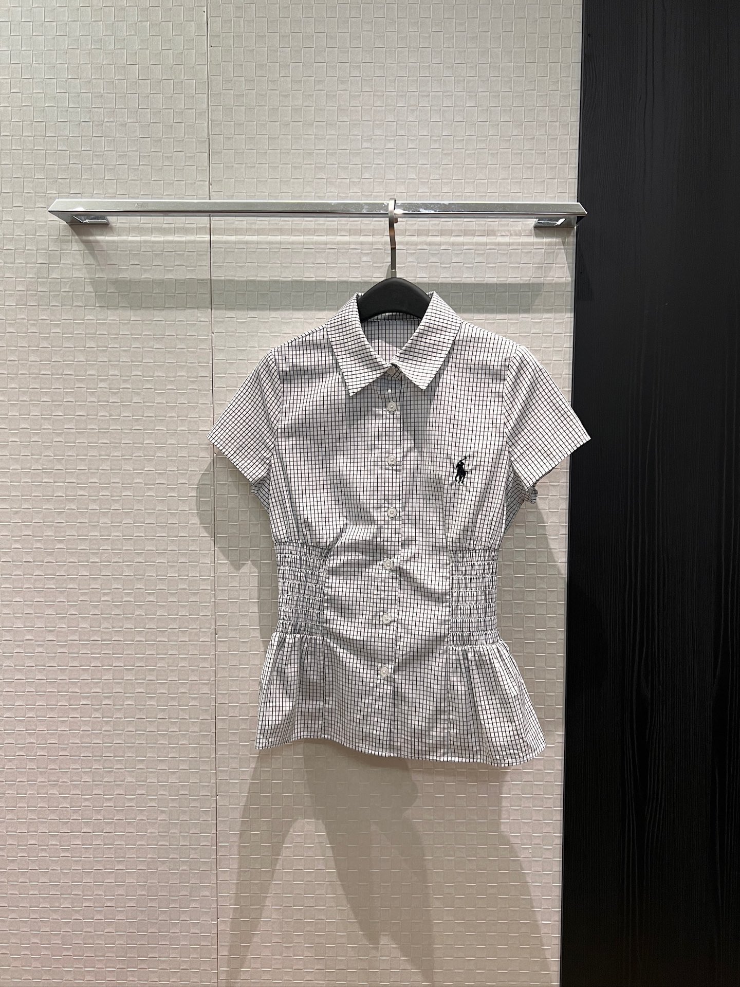 NO:838126,New embroidered pony logo decoration. Waist-fitting shirt to slim down the waist. Elastic lotus leaf hem to reduce age and be versatile. White plaid pattern SML,,19860909新款刺绣小马logo装饰 打揽收腰衬衣收腰显瘦 松紧荷叶下摆减龄百搭 白色格纹 SML,,,Women's clothing