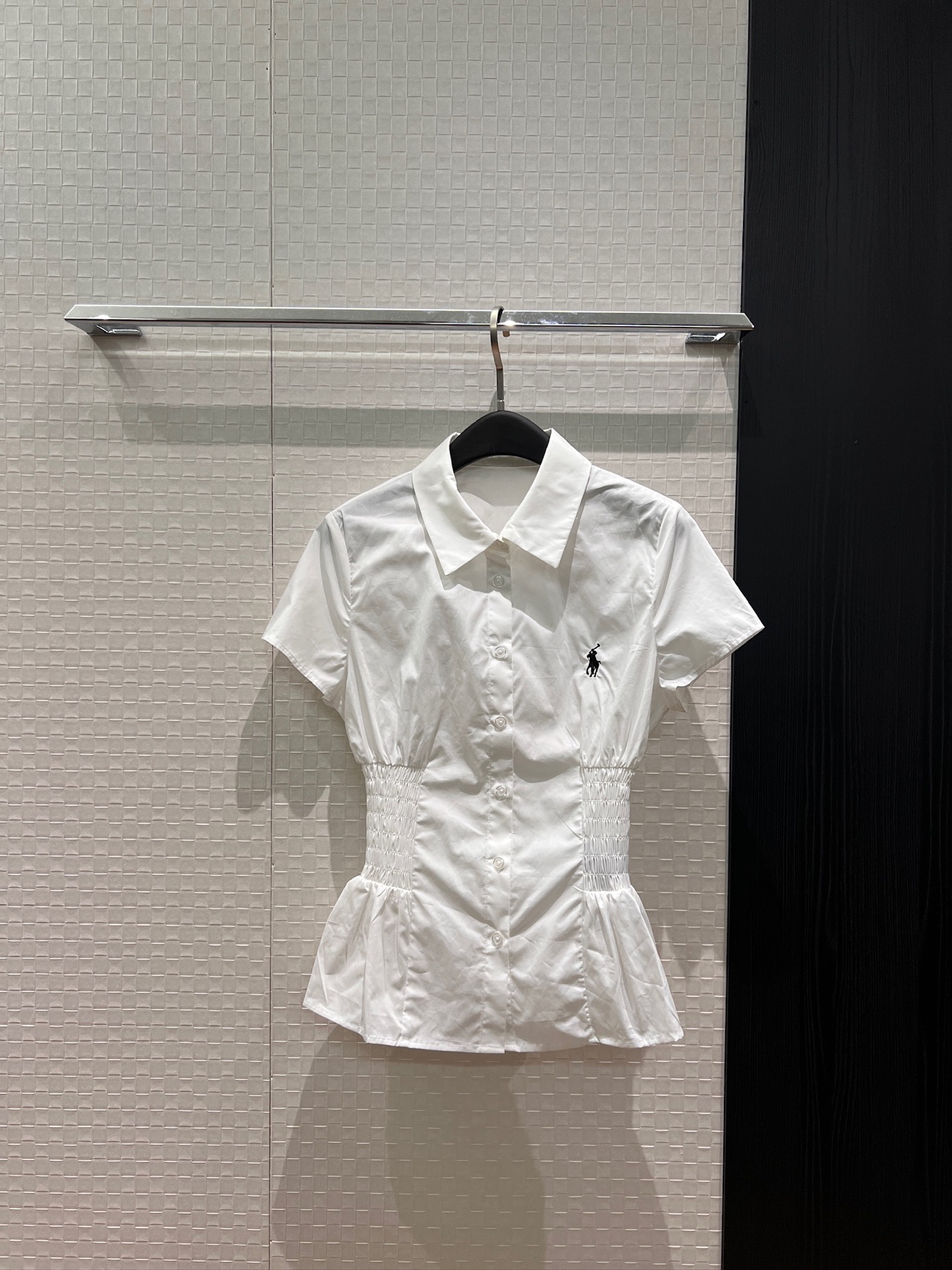 NO:838114,New embroidered pony logo decoration. Waist-fitting shirt to slim down the waist. Elastic lotus leaf hem to reduce age and be versatile. White plaid pattern SML,,19860909新款刺绣小马logo装饰 打揽收腰衬衣收腰显瘦 松紧荷叶下摆减龄百搭 白色格纹 SML,,,Women's clothing