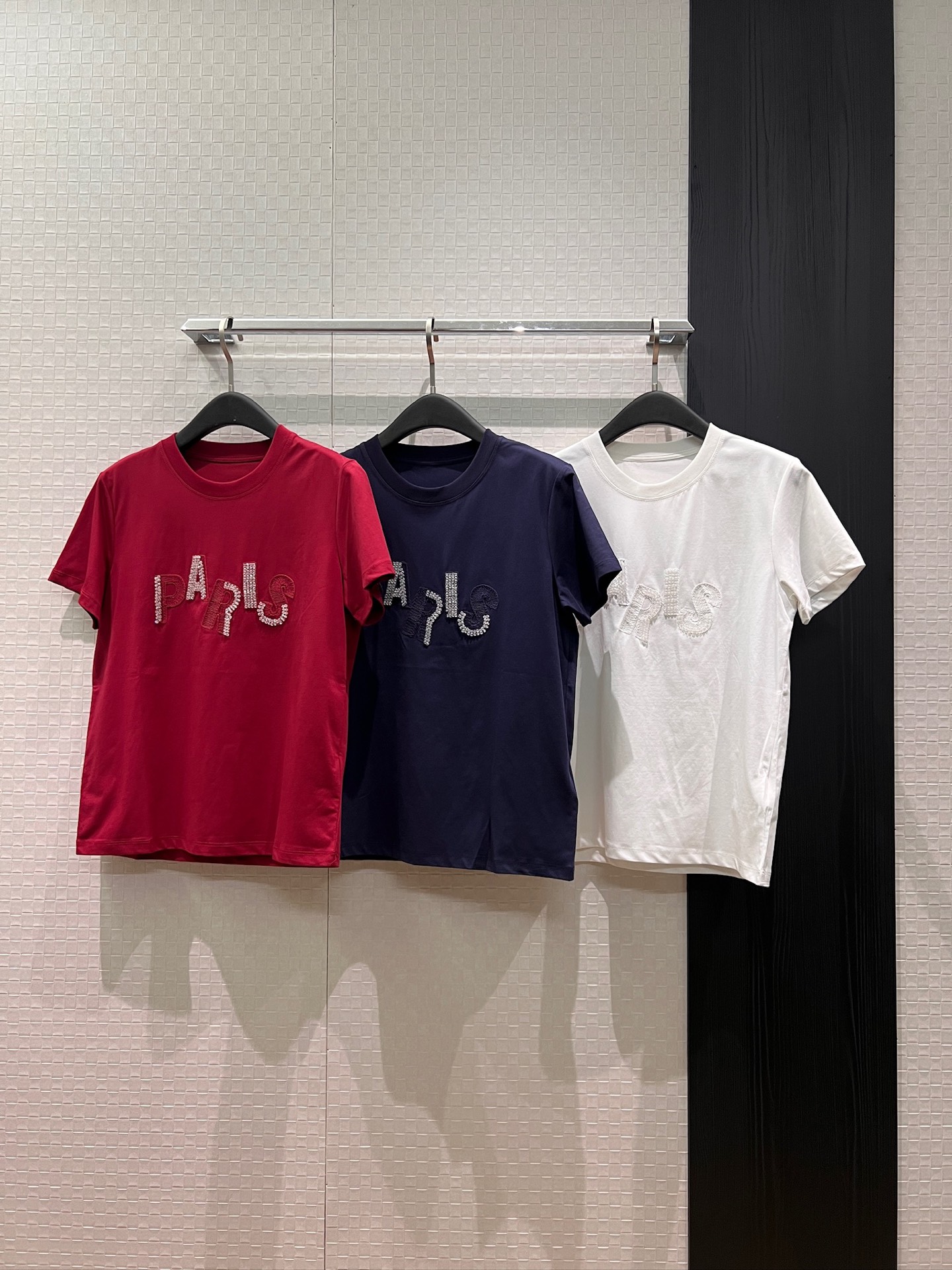 NO:838150,New heavy embroidery Paris beaded T-shirt, loose and casual, fashionable and age-reducing, dark blue, red, white, SML,,tees,t-shirt,19860909新款重工刺绣Paris钉珠T恤 宽松休闲 时尚减龄深蓝红色白色 SML,,tees，t-shirt,,Women's clothing