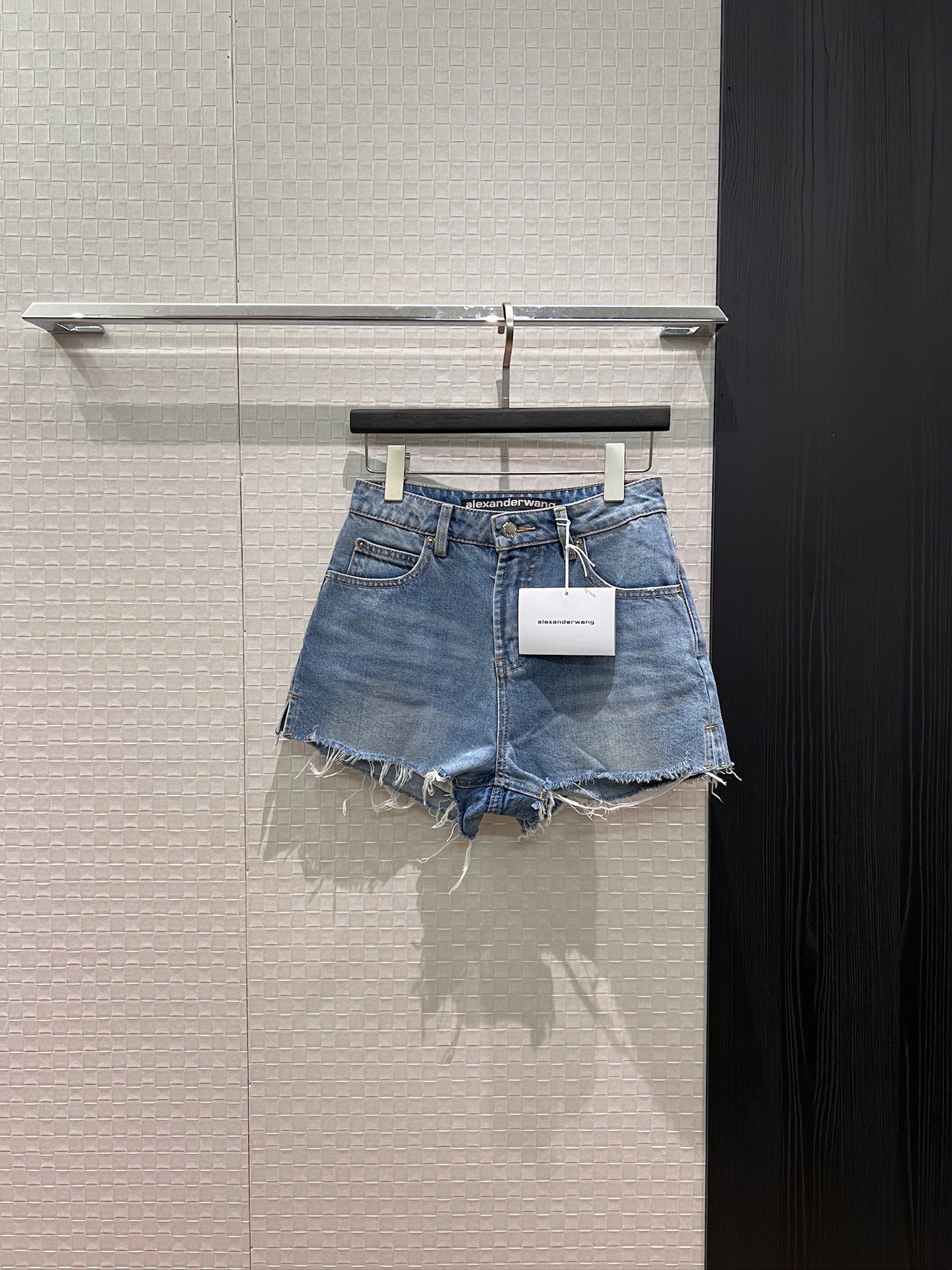 NO:838101,New style Alexander Wang raw edge ripped hole design denim shorts with three-dimensional embossed logo pocket on the back. Casual and versatile. Must-have for age reduction 26-29,,alexander wang,shorts,19860909新款冲冲大王毛边破洞设计牛仔短裤后面立体浮雕logo口袋 休闲百搭 减龄必备26-29,,alexander wang,shorts,,Women's clothing