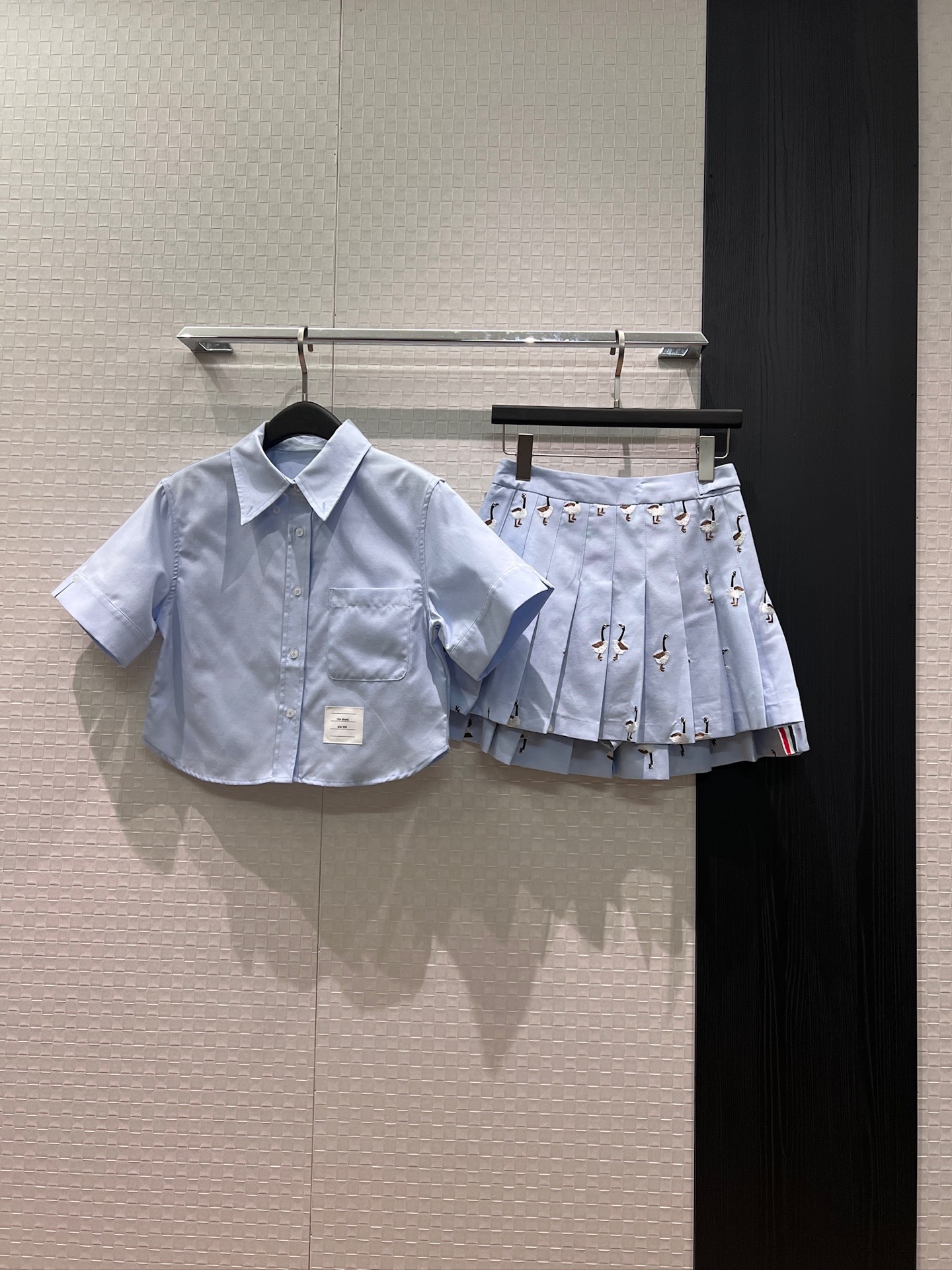 NO:838122,Tops, skirts, new arrival, TB short shirt, positioning embroidery, pleated skirt, short in front, long in back, classic red, white and blue ribbon, lining shorts, blue and white, SML,,skirts,shorts,19860909上衣 半裙 新款来袭TB短款衬衣定位刺绣大雁百褶半裙裙摆前短后长 经典红白蓝织带 内衬短裤蓝色白色 SML,,skirts,shorts,,Women's clothing