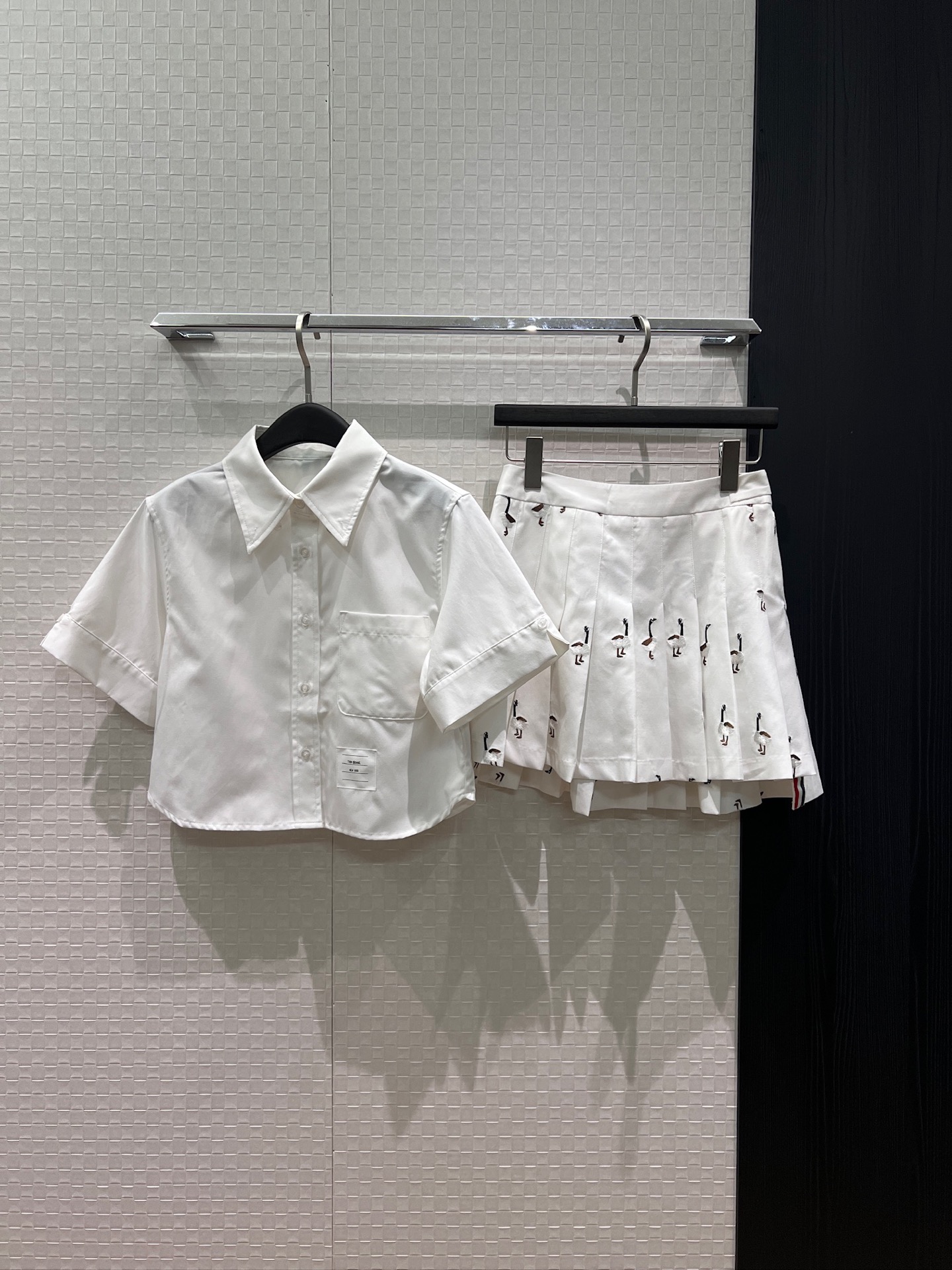 NO:838111,Tops, skirts, new arrival, TB short shirt, positioning embroidery, pleated skirt, short in front, long in back, classic red, white and blue ribbon, lining shorts, blue and white, SML,,skirts,shorts,19860909上衣 半裙 新款来袭TB短款衬衣定位刺绣大雁百褶半裙裙摆前短后长 经典红白蓝织带 内衬短裤蓝色白色 SML,,skirts,shorts,,Women's clothing