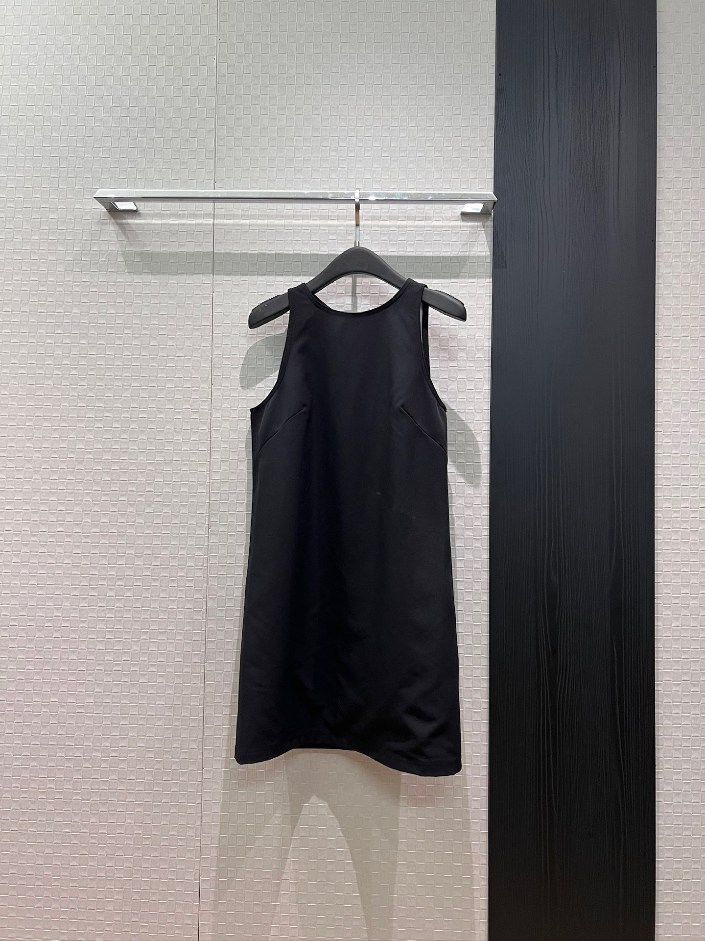 NO:838134,The new style of Zhou Xun's, double C-button hollow sleeveless vest dress in the back, straight and slim fit, minimalist temperament, must-have SML,,skirts for age reduction,19860909新款周迅同款 背后双C扣镂空无袖背心连衣裙直筒修身 极简气质 减龄必备SML,,skirts,,Women's clothing