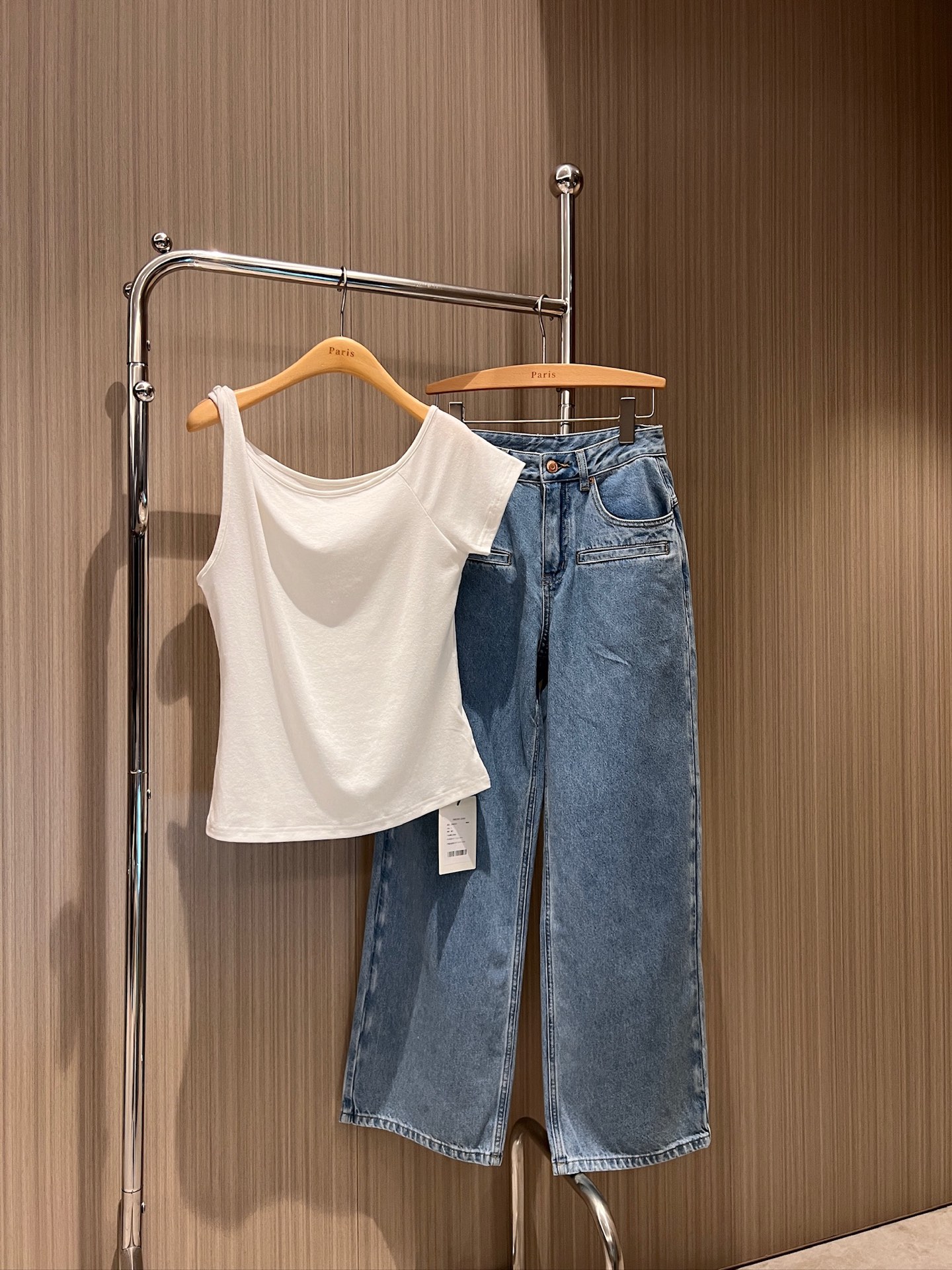 NO:838146,New style flushed light blue straight-leg jeans. Wide-leg pants with multi-pocket design and decoration. Casual and versatile. Must-have for age reduction. SML,,jeans,19860909新款冲冲洗水浅蓝直筒牛仔裤 阔腿裤多口袋设计装饰 休闲百搭 减龄必备SML,,jeans,,Women's clothing