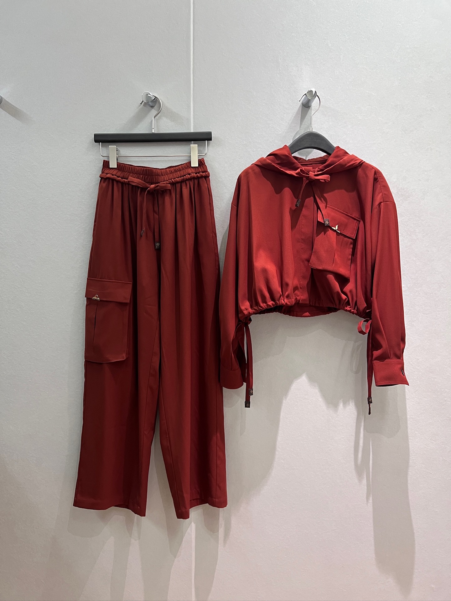 NO:838720,Tops and pants, the same style as Victoria Victoria's new model, hooded drawstring short thin coat, work style elastic waist wide leg pants, casual pants with metallic flower decoration, lazy and casual, brown orange red S-XL l,,jackets & coats,hats,19860909上衣 裤子 新款宋茜同款 连帽抽绳短款薄外套上衣工装风松紧腰阔腿裤 休闲裤金属片花装饰 慵懒休闲 咖色橘红 S-XL l,,jackets & coats,hats,,Women's clothing