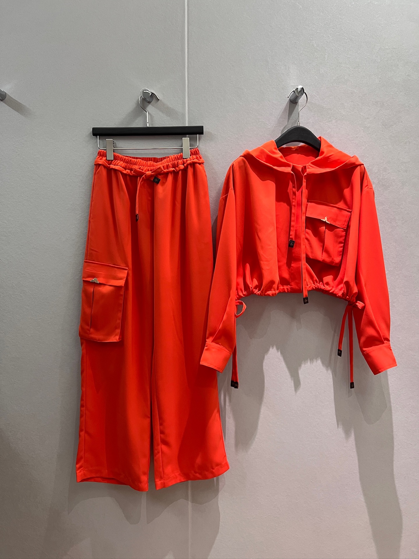 NO:838730,Tops and pants, the same style as Victoria Victoria's new style, hooded drawstring short thin coat top, work style elastic waist wide leg pants, casual pants with metallic flower decoration, lazy and casual, brown orange red S-XL,,jackets & coats,hats,19860909上衣 裤子 新款宋茜同款 连帽抽绳短款薄外套上衣工装风松紧腰阔腿裤 休闲裤金属片花装饰 慵懒休闲 咖色橘红 S-XL,,jackets & coats,hats,,Women's clothing