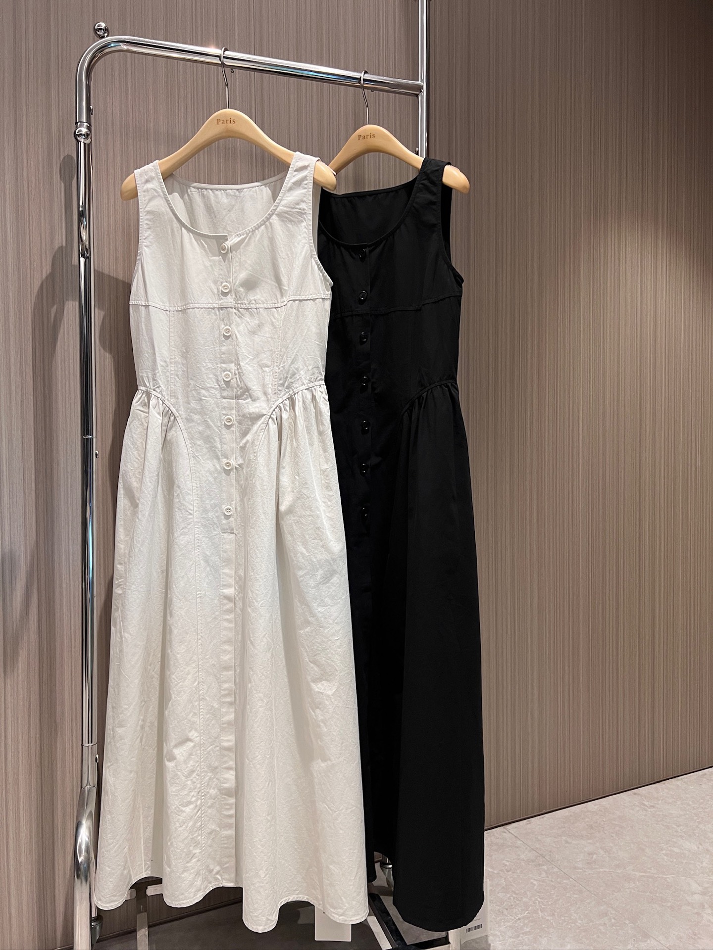NO:838772,New minimalist sleeveless dress, vest long skirt, single-breasted, spliced ​​pleated waist design, pockets on both sides, essential for leisure and age reduction, black apricot SML,,skirts,19860909新款冲冲极简无袖连衣裙 背心长裙单排扣 拼接褶皱收腰设计 两侧口袋休闲减龄必备 黑色杏色 SML,,skirts,,Women's clothing