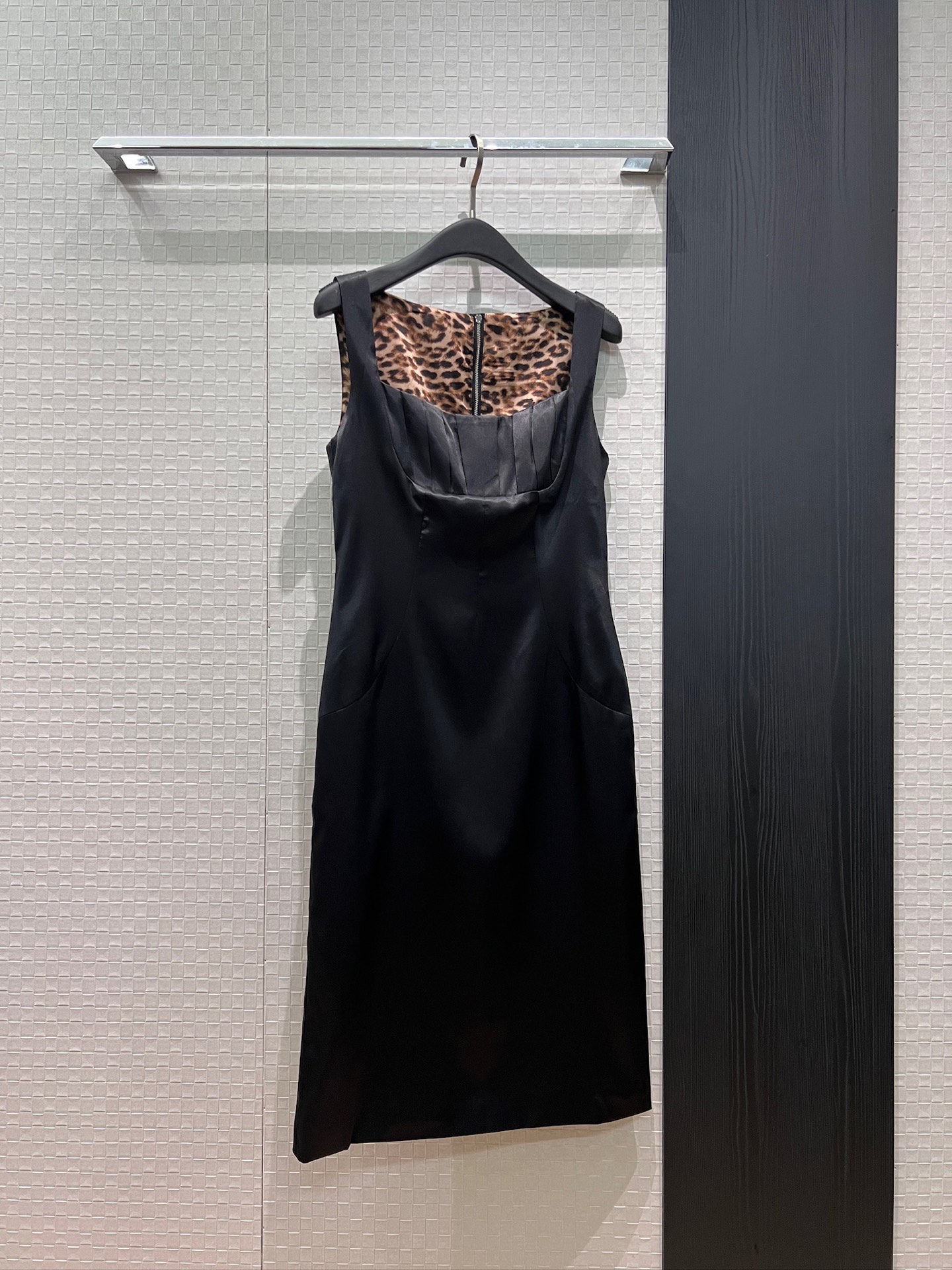 NO:838783,New arrival of leopard print lined square neck sleeveless camisole dress. Small dress with pleated stitching on the chest. Three-dimensional tailoring. Slim and slim. Elegant. Lady. Black and pink. SML,,skirts,19860909新款来袭豹纹内衬方领无袖吊带背心连衣裙 小礼裙胸前褶皱拼接 立体剪裁 修身显瘦优雅气质 名媛淑女 黑色粉色 SML,,skirts,,Women's clothing