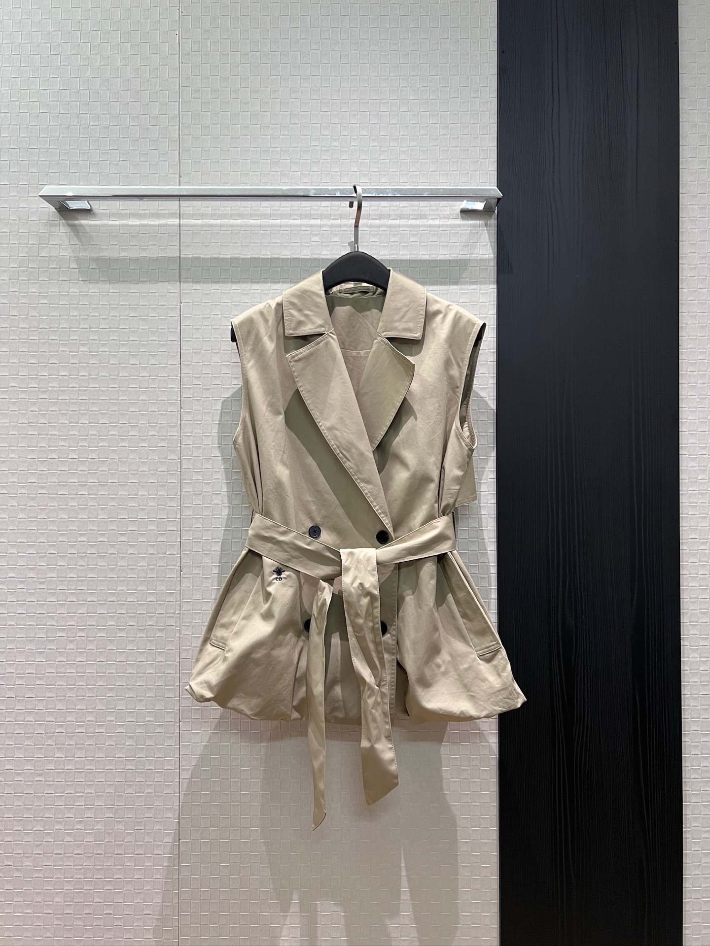 NO:838807,New double-breasted suit collar, bud vest jacket with belt to tighten the waist, embroidered CD little bee, fashionable and versatile SML,,jackets & coats,business suit,19860909新款双排扣西装领花苞马甲外套系腰带收腰 刺绣CD小蜜蜂时尚百搭 SML,,jackets & coats,business suit,,Women's clothing