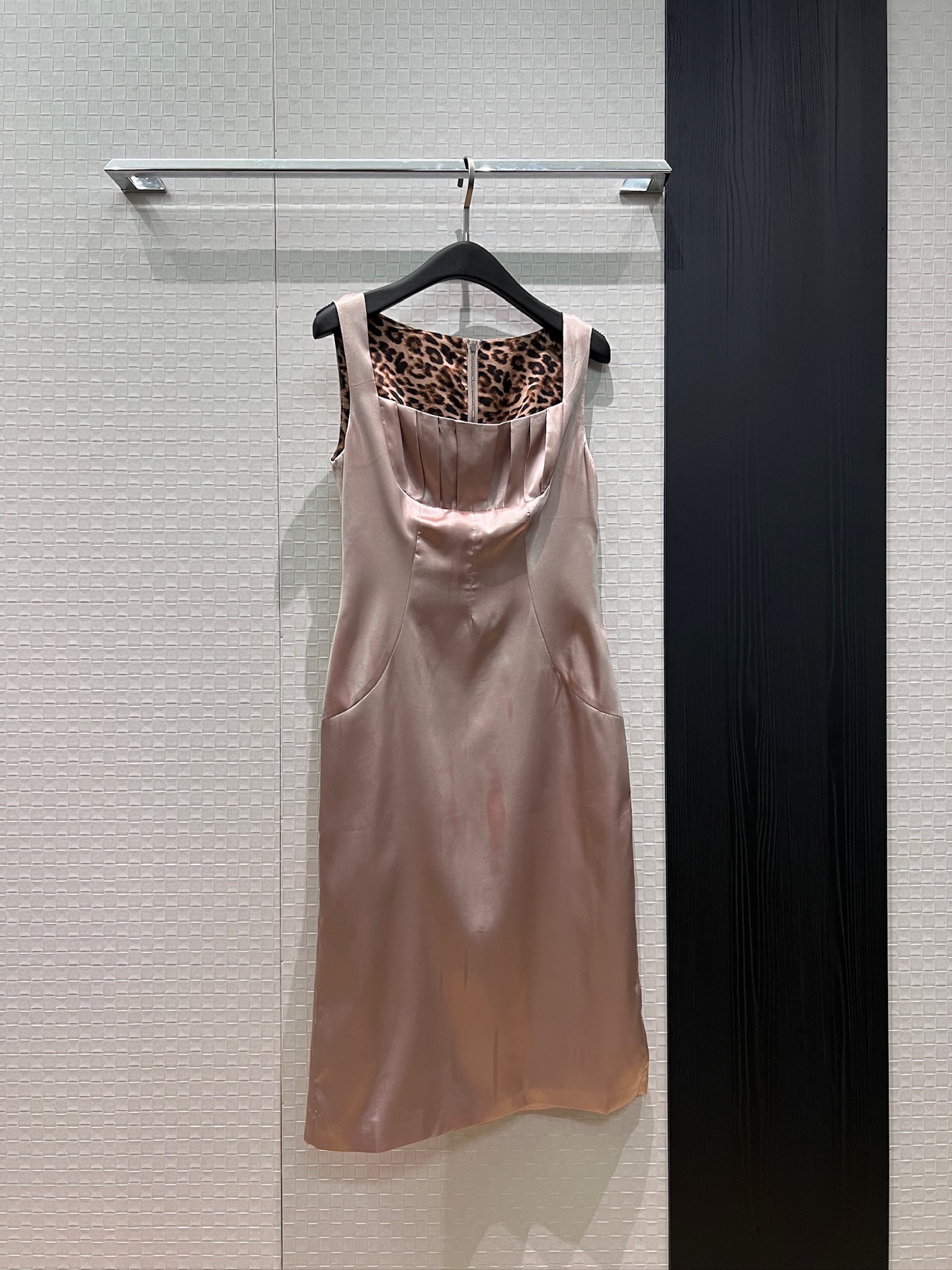NO:838795,New arrival of leopard print lined square neck sleeveless camisole dress. Small dress with pleated stitching on the chest. Three-dimensional tailoring. Slim and slim. Elegant. Lady. Black and pink. SML,,skirts,19860909新款来袭豹纹内衬方领无袖吊带背心连衣裙 小礼裙胸前褶皱拼接 立体剪裁 修身显瘦优雅气质 名媛淑女 黑色粉色 SML,,skirts,,Women's clothing