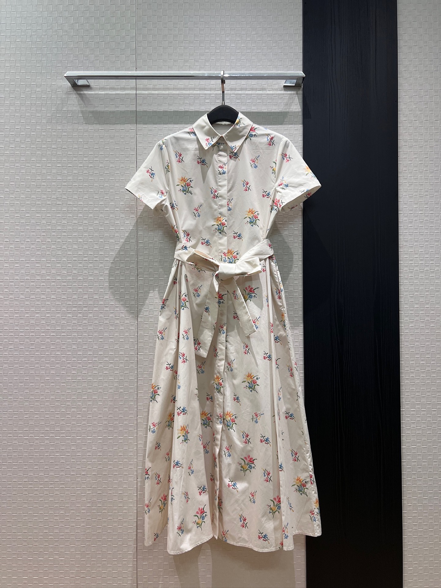 NO:839224,The new short-sleeved dress with small floral permeability on the lapel. The long skirt is tied with a belt and decorated with bows. There are pockets on both sides for a commuting style. Must-have S-XL, skirts, T-shirt for age reduction.19860909新款翻领小碎花渗透短袖连衣裙 长裙系腰带蝴蝶结装饰 两侧有口袋气质通勤 减龄必备S-XL,,skirts,T-shirt,,Women's clothing