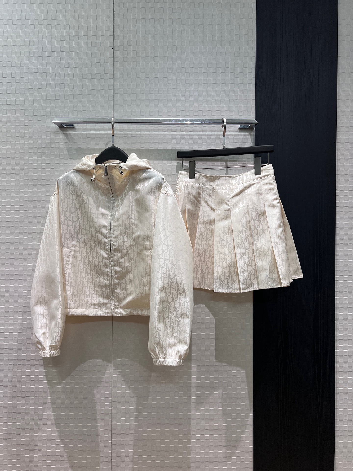 NO:839223,Jacket, skirt, new classic dark pattern old flower hooded windbreaker, jacket, jacquard pleated skirt, lined shorts, jacket hem with drawstring waist, casual and age-reducing, hardware accessories mold opening S-XL,,skirts,shorts,jackets & coats,hats,19860909外套 半裙 新款经典暗纹老花连帽风衣外套提花百褶半裙 内衬短裤外套下摆可抽绳收腰 休闲减龄 五金配件开模 S-XL,,skirts,shorts,jackets & coats,hats,,Women's clothing