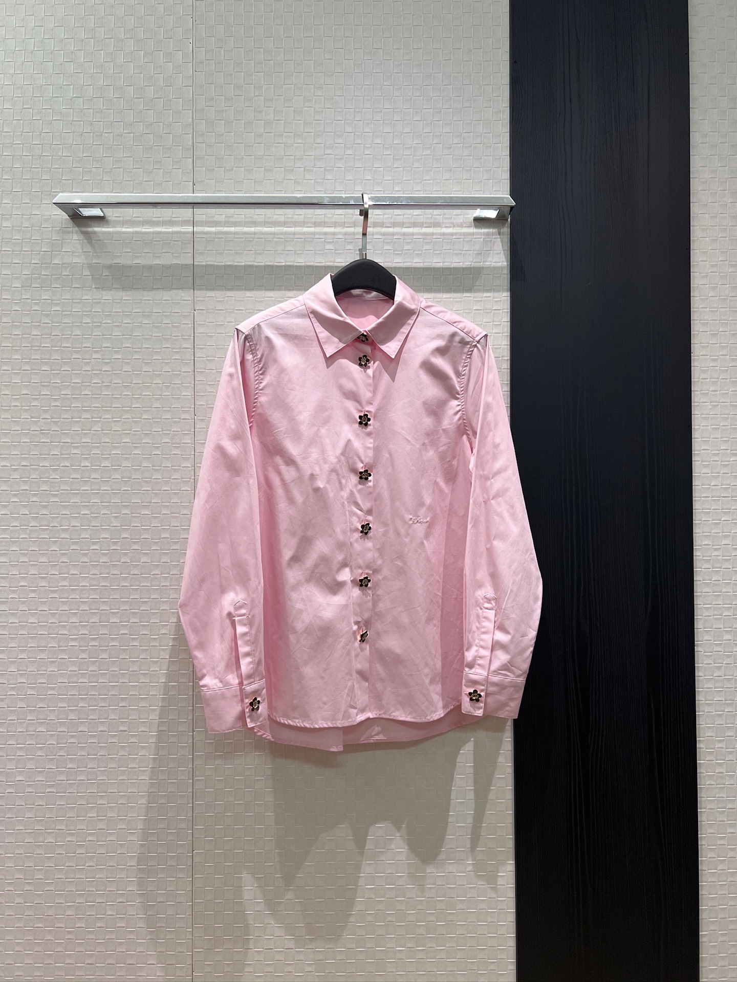 NO:839233,New CD flower button pink shirt, embroidered logo letters, simple and fashionable, age-reducing and versatile hem, short in front and long in back, S-XL,,19860909新款CD花朵扣粉色衬衣 刺绣logo字母简约时尚 减龄百搭下摆前短后长 S-XL,,,Women's clothing