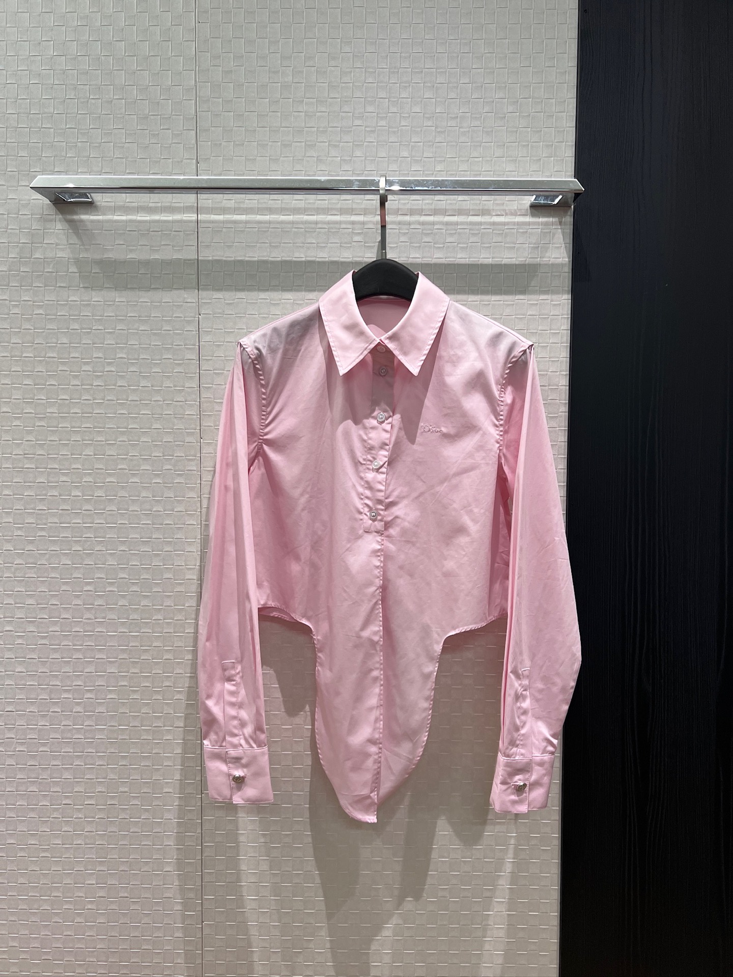 NO:839243,New irregular hem design. Short lapel shirt with embroidered logo letters on the chest. Can be knotted for loose and casual decoration. Versatile for all ages. Can be paired with skirts from the same series. S-XL,,skirts,19860909新款不规则下摆设计 翻领短款衬衣胸前刺绣logo字母 可打结装饰宽松休闲 减龄百搭 可搭同系列半裙 S-XL,,skirts,,Women's clothing