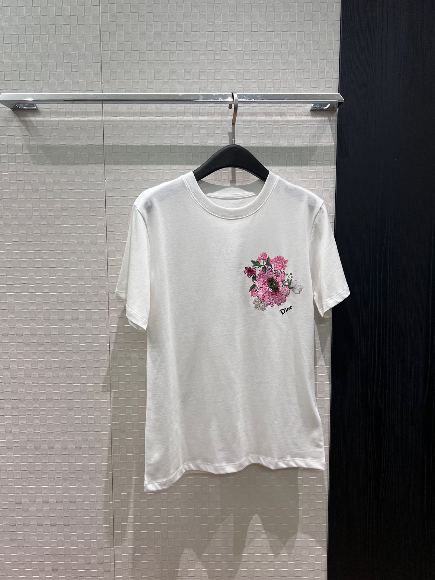 NO:839254,New embroidered flower logo letter T-shirt, simple and casual, versatile for age reduction, SML, tees, t-shirt,19860909新款刺绣花朵logo字母T恤 简单休闲 减龄百搭SML,,tees，t-shirt,,Women's clothing