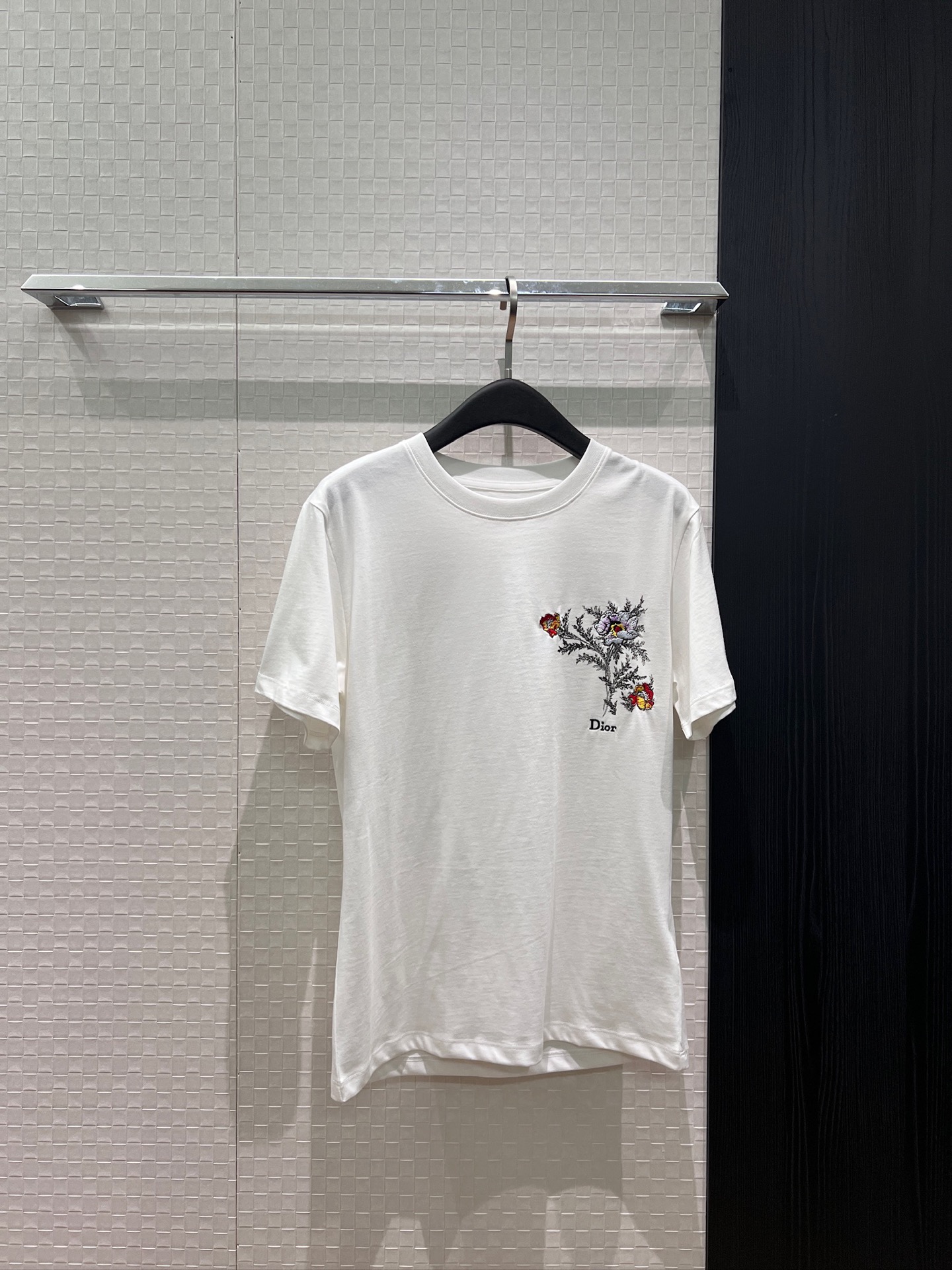 NO:839215,New embroidered flower logo letter T-shirt, simple and casual, versatile for age reduction, SML, tees, t-shirt,19860909新款刺绣花朵logo字母T恤 简单休闲 减龄百搭SML,,tees，t-shirt,,Women's clothing