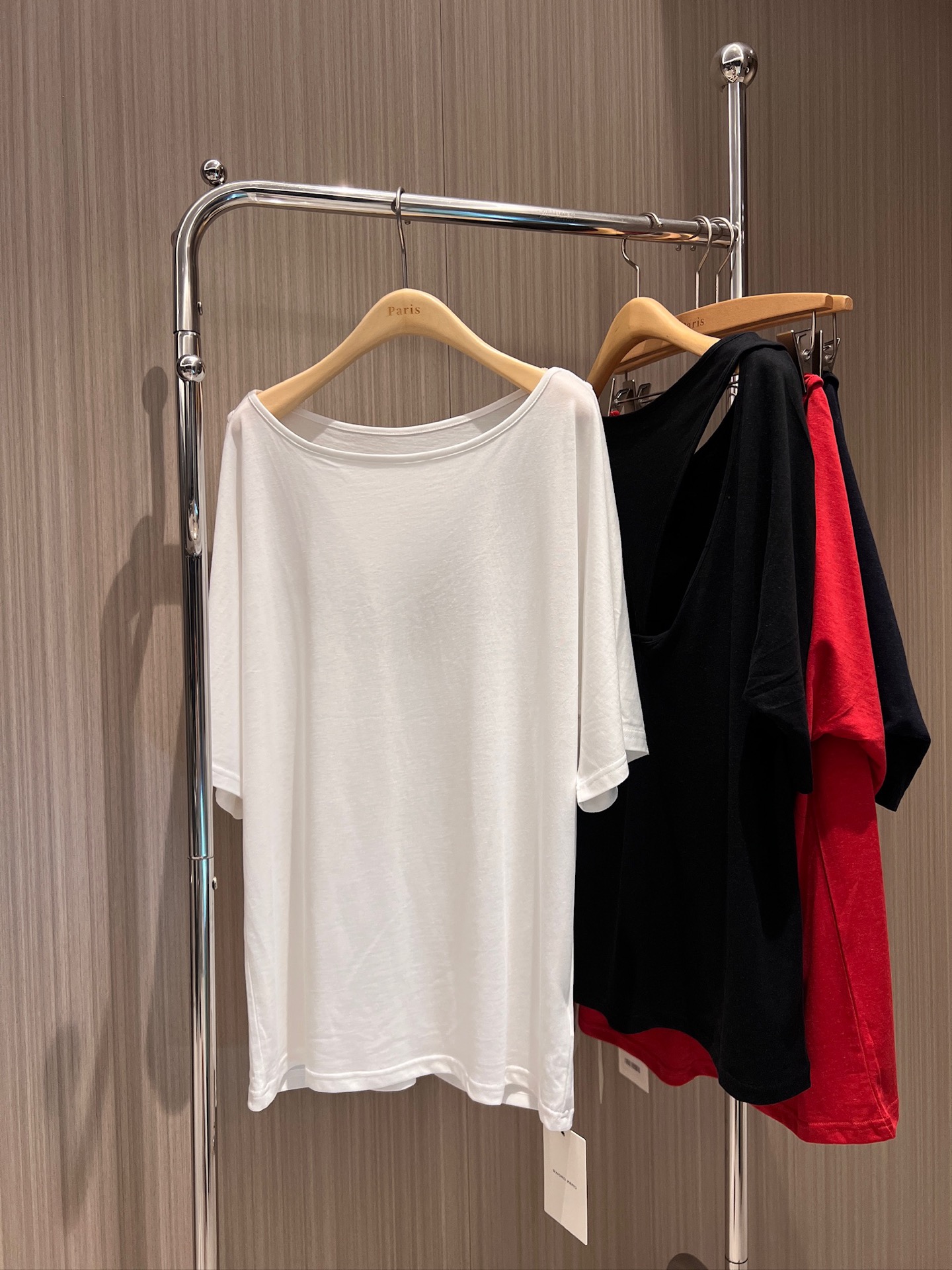 NO:839244,New punchy hollow backless design. Loose casual T-shirt for lazy vacation. Simple and versatile to reduce age. Black, red, dark blue and white. SML,,tees,t-shirt,19860909新款冲冲镂空露背设计 宽松休闲T恤慵懒度假 简约百搭减龄 黑色红色深蓝白色 SML,,tees，t-shirt,,Women's clothing