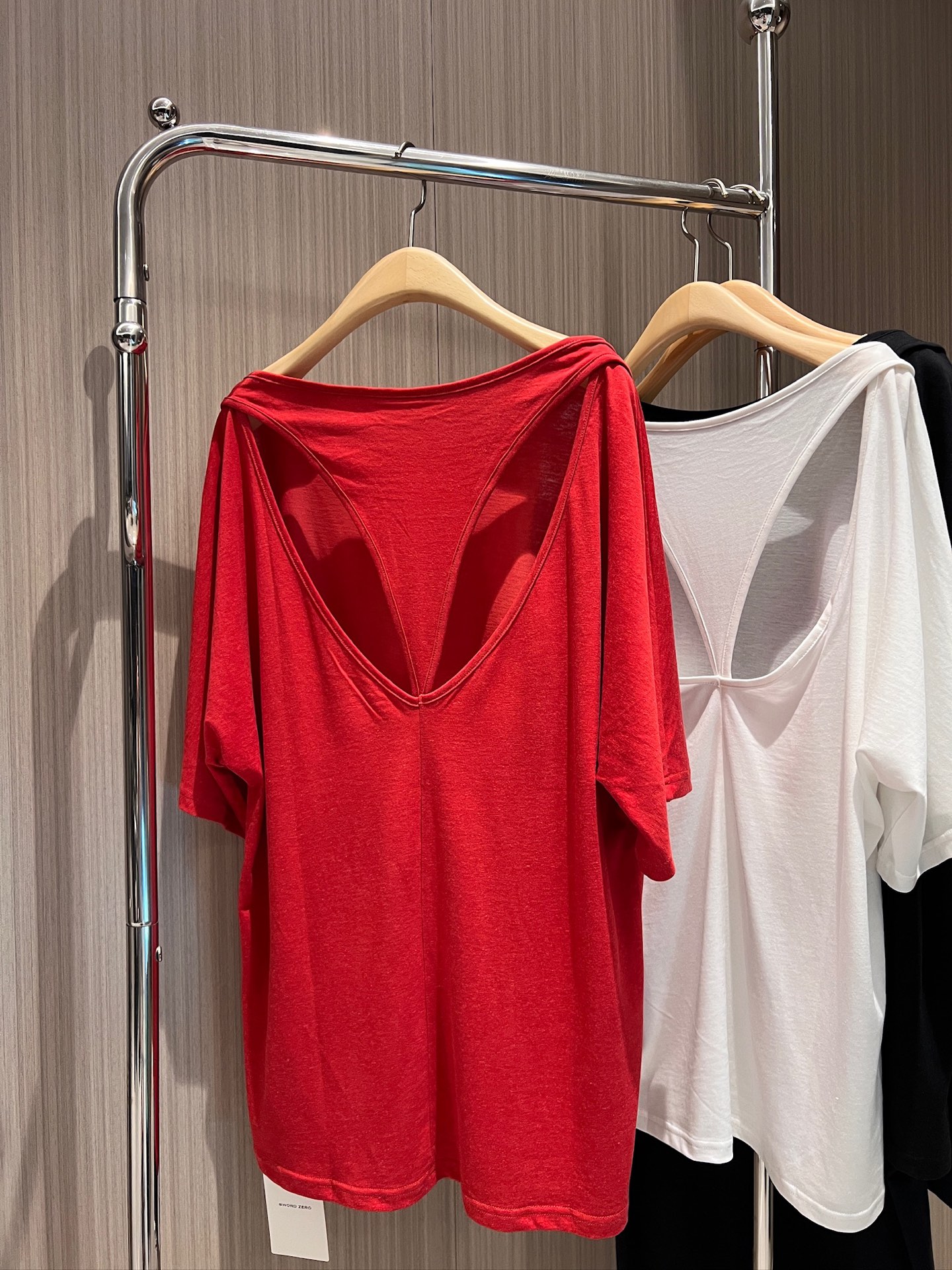 NO:839253,New punchy hollow backless design. Loose casual T-shirt for lazy vacation. Simple and versatile to reduce age. Black, red, dark blue and white. SML,,tees,t-shirt,19860909新款冲冲镂空露背设计 宽松休闲T恤慵懒度假 简约百搭减龄 黑色红色深蓝白色 SML,,tees，t-shirt,,Women's clothing