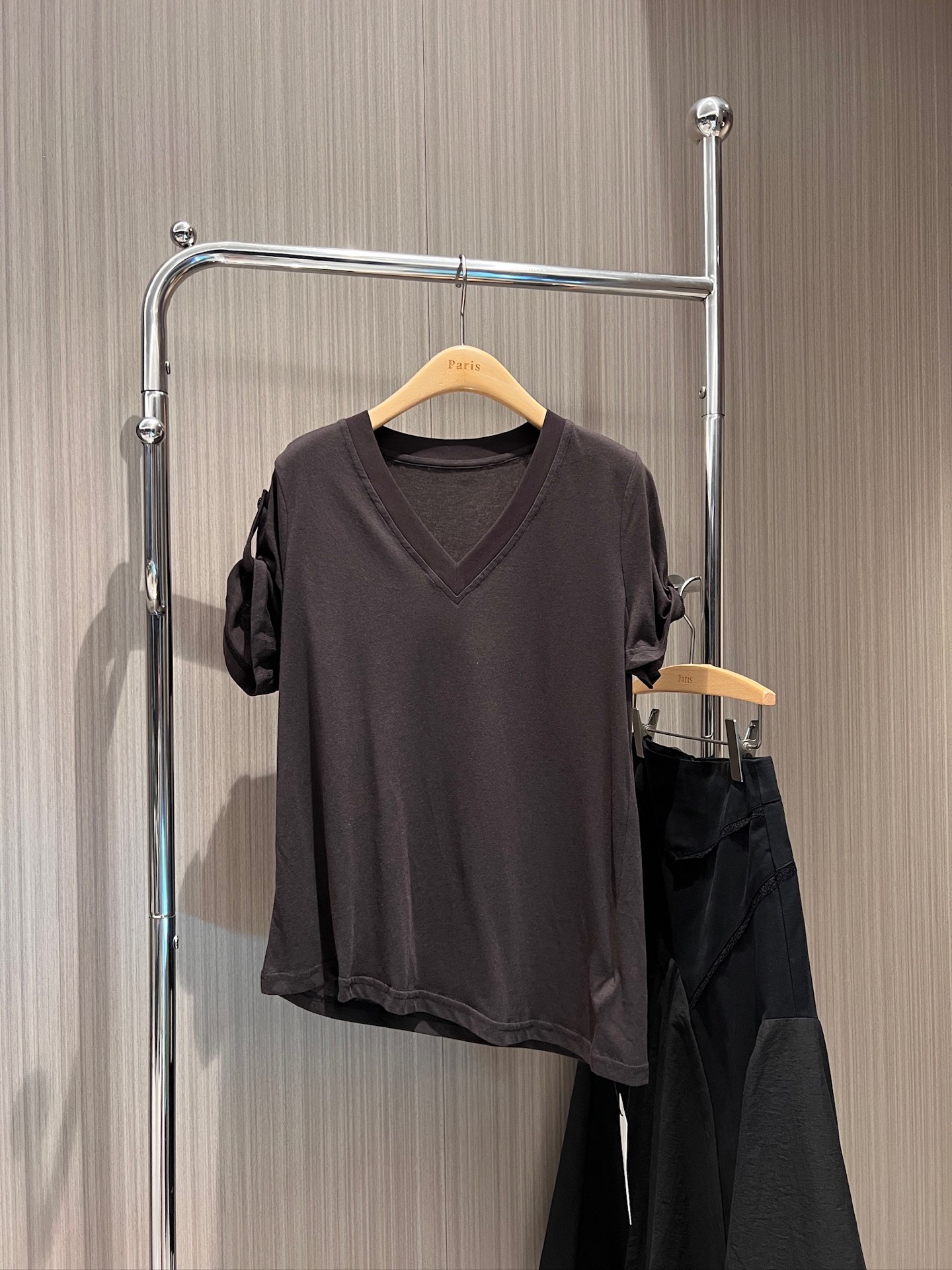NO:839270,New punch V-neck asymmetric rolled sleeves T-shirt top, irregular hem design, simple and casual, slim and slim, brown apricot SML,,tees,t-shirt,19860909新款冲冲V领不对称卷边袖T恤上衣 下摆不规则设计简单休闲 修身显瘦 咖色杏色 SML,,tees，t-shirt,,Women's clothing