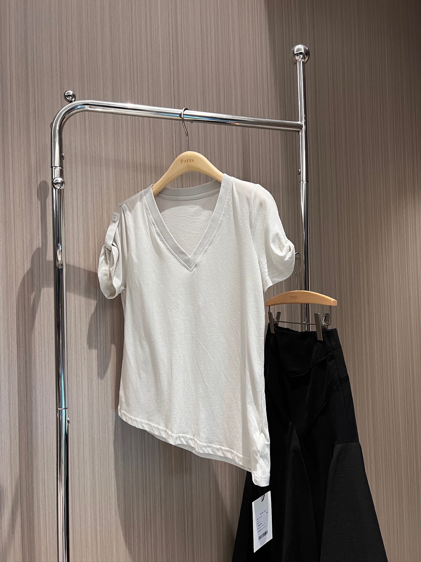 NO:839258,New punch V-neck asymmetric rolled sleeves T-shirt top, irregular hem design, simple and casual, slim and slim, brown apricot SML,,tees,t-shirt,19860909新款冲冲V领不对称卷边袖T恤上衣 下摆不规则设计简单休闲 修身显瘦 咖色杏色 SML,,tees，t-shirt,,Women's clothing