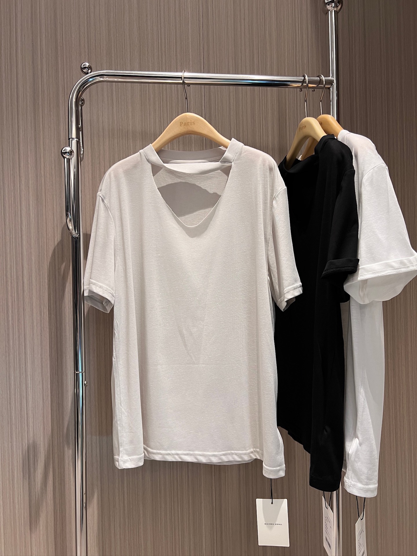 NO:839275,New style with bold minimalist design. Hollow-out chest T-shirt is loose and casual. Cool and comfortable. Versatile for vacation. Black, apricot and white. SML,,tees,t-shirt,19860909新款冲冲极简设计 胸前镂空挖空T恤宽松休闲 凉感舒适 度假百搭 黑色杏色白色 SML,,tees，t-shirt,,Women's clothing