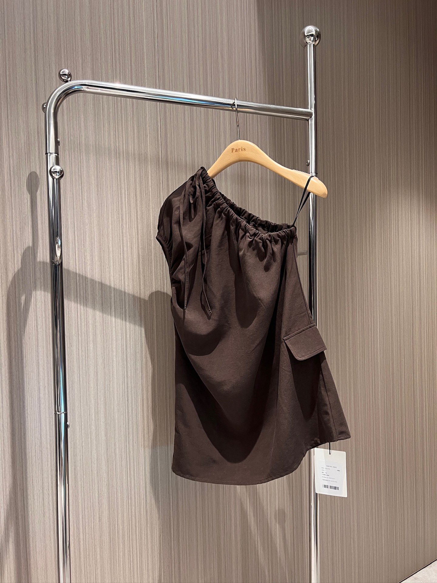 NO:945000,New style pleated top with irregular sloping shoulders, mid-length style, drawstring adjustable, slim fit, side flap decoration, black coffee color SML ps: original design cannot be sold online,,19860909新款冲冲不规则斜肩设计褶皱上衣中长款 可抽绳调节 修身显瘦 侧边翻盖装饰黑色咖色 SML ps:原创设计不能上网店,,,Women's clothing