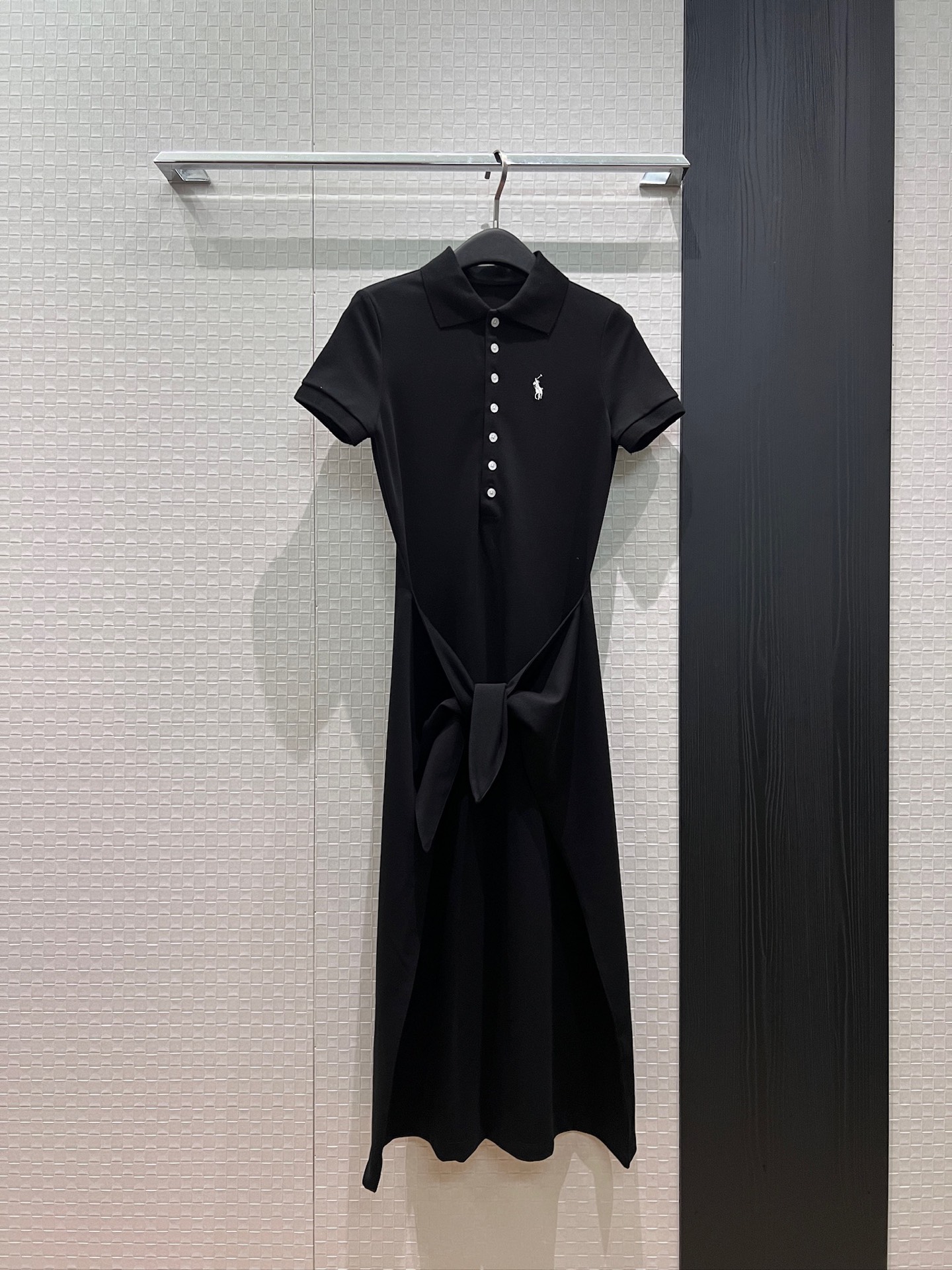 NO:839300,New classic embroidered pony waist knotted decorative polo dress minimalist dress lazy and casual vacation age reduction slim slim black and white SML,,skirts,19860909新款经典刺绣小马腰打结装饰polo长裙 连衣裙极简主义 慵懒休闲 度假减龄 修身显瘦黑色白色 SML,,skirts,,Women's clothing