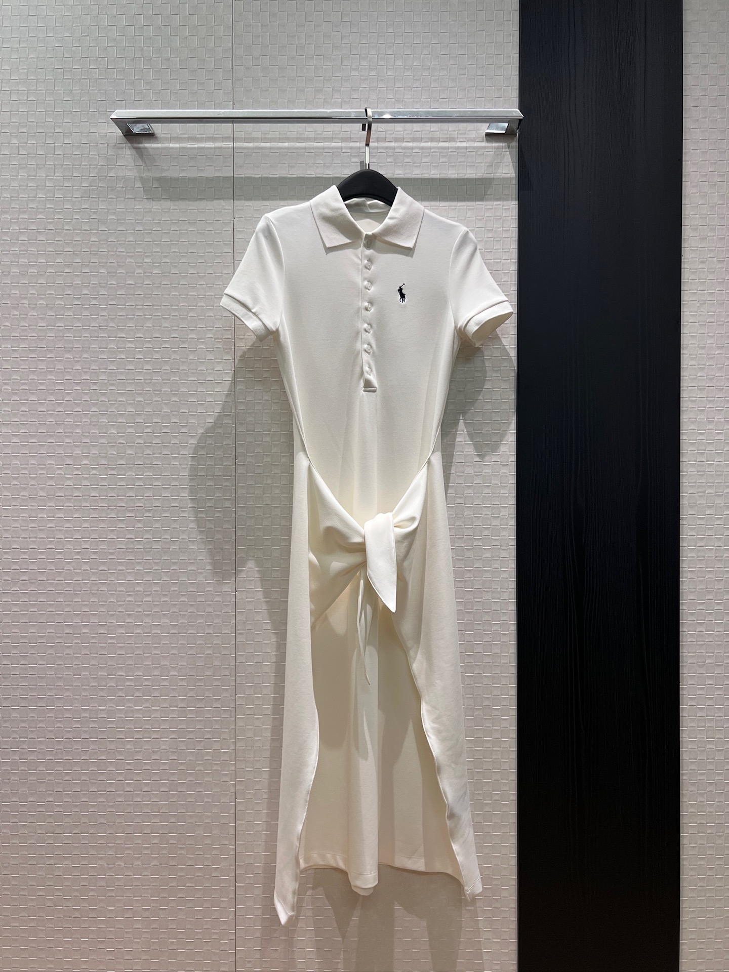 NO:839310,New classic embroidered pony waist knotted decorative polo dress minimalist dress lazy and casual vacation age reduction slim slim black and white SML,,skirts,19860909新款经典刺绣小马腰打结装饰polo长裙 连衣裙极简主义 慵懒休闲 度假减龄 修身显瘦黑色白色 SML,,skirts,,Women's clothing