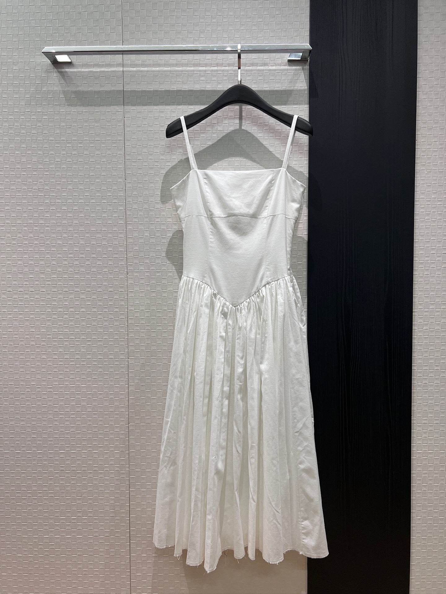 NO:839268,The new arrival of the suspender pleated backless full-swing dress. French Hepburn style bow with a hollow back and a slim waist. Pockets on both sides. Elegant vacation and casual style. Must-have for age reduction. Dark blue and white SML,,skirts,19860909新款来袭吊带褶皱露背大摆连衣裙 法式赫本风背后蝴蝶结镂空露背 收腰显瘦 两侧口袋 度假休闲气质优雅 减龄必备 深蓝白色 SML,,skirts,,Women's clothing