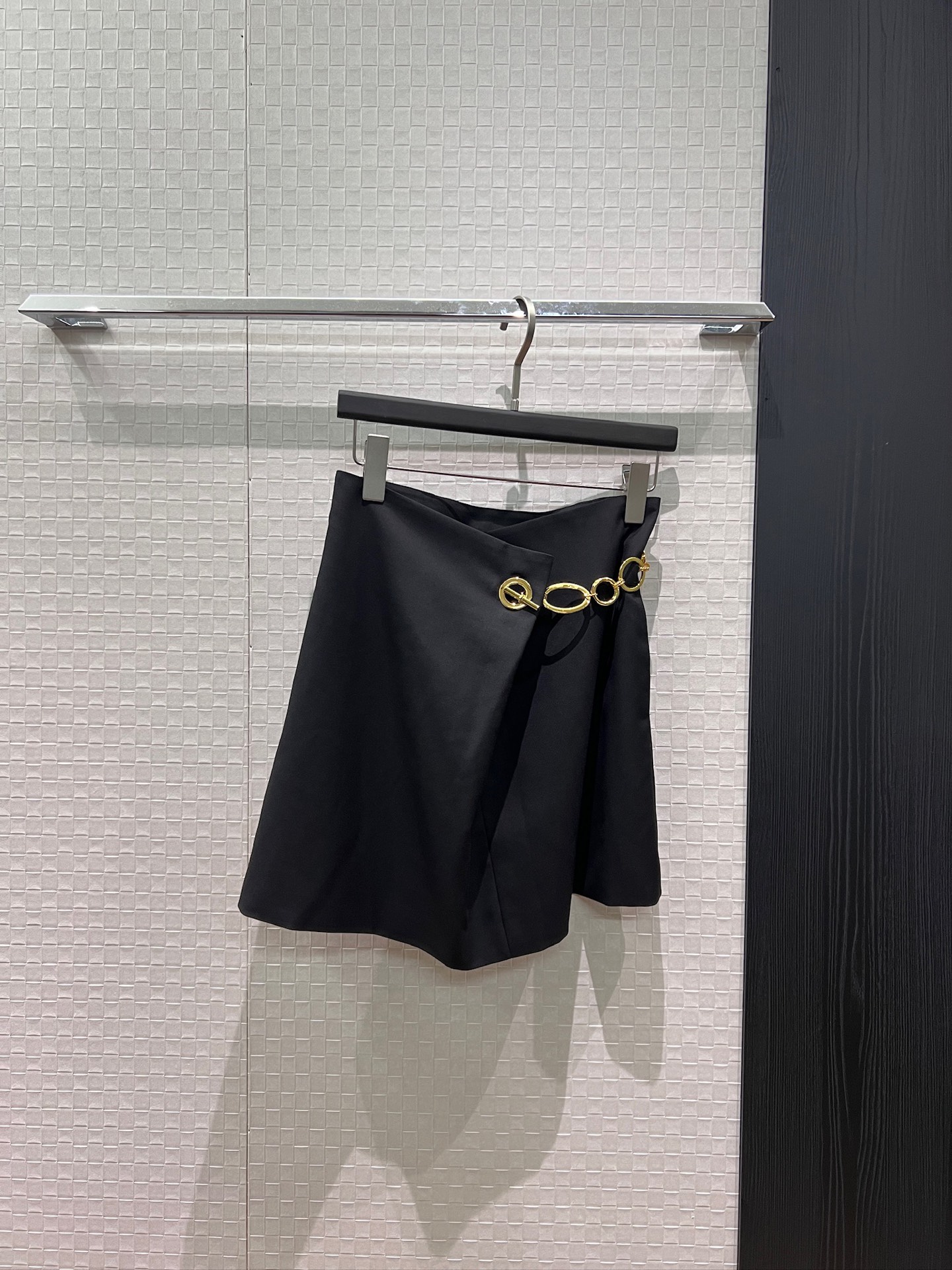 NO:839284,The new recommended asymmetric waist dice chain decorated skirt, high waist A-line pockets on both sides, stylish and versatile for age reduction, black and white SML,,skirts,19860909新款推荐不对称收腰骰子链条装饰半裙 高腰A字两侧口袋 气质时尚 减龄百搭 黑色白色SML,,skirts,,Women's clothing
