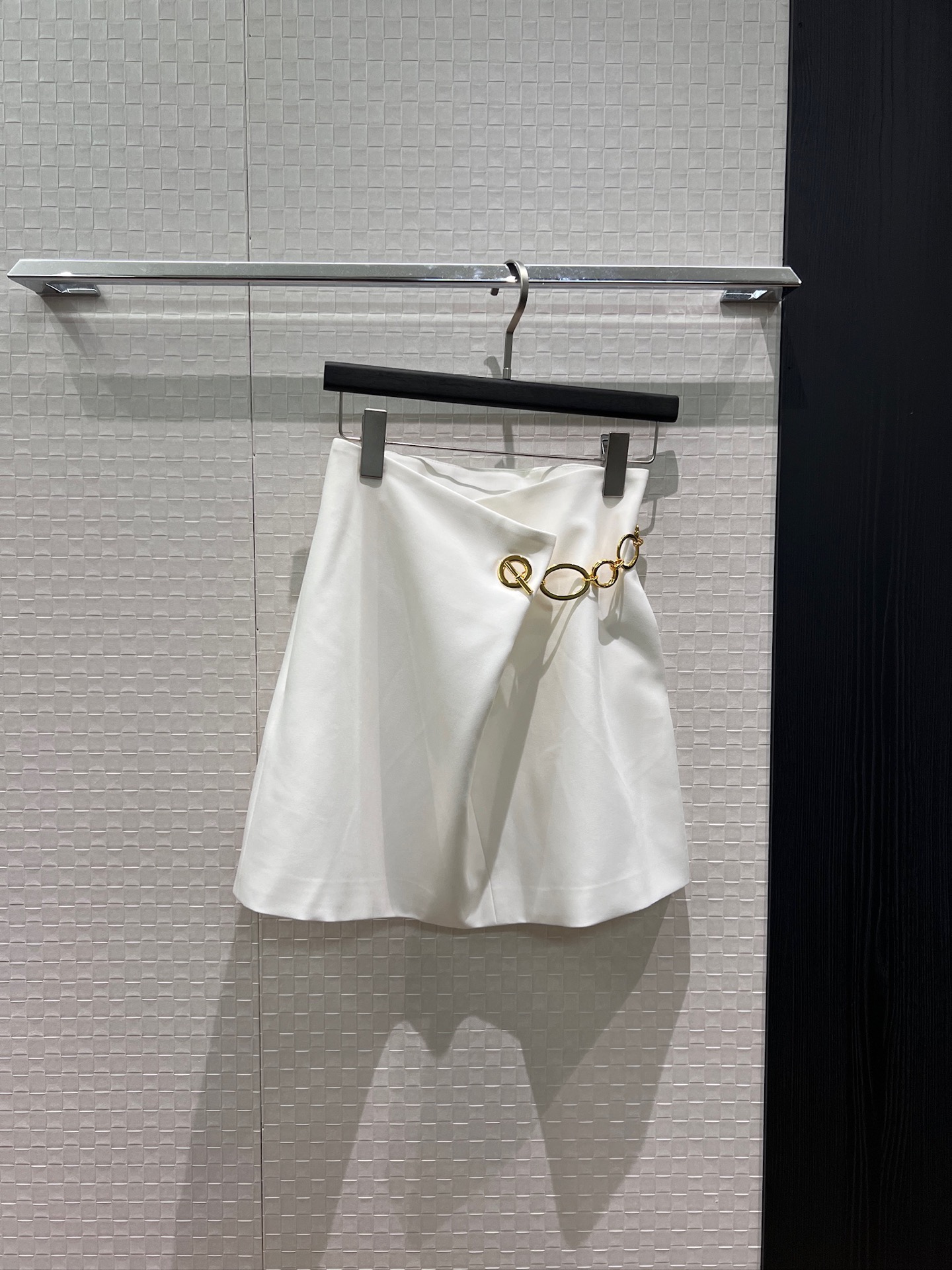 NO:839293,The new recommended asymmetric waist dice chain decorated skirt, high waist A-line pockets on both sides, stylish and versatile for age reduction, black and white SML,,skirts,19860909新款推荐不对称收腰骰子链条装饰半裙 高腰A字两侧口袋 气质时尚 减龄百搭 黑色白色SML,,skirts,,Women's clothing
