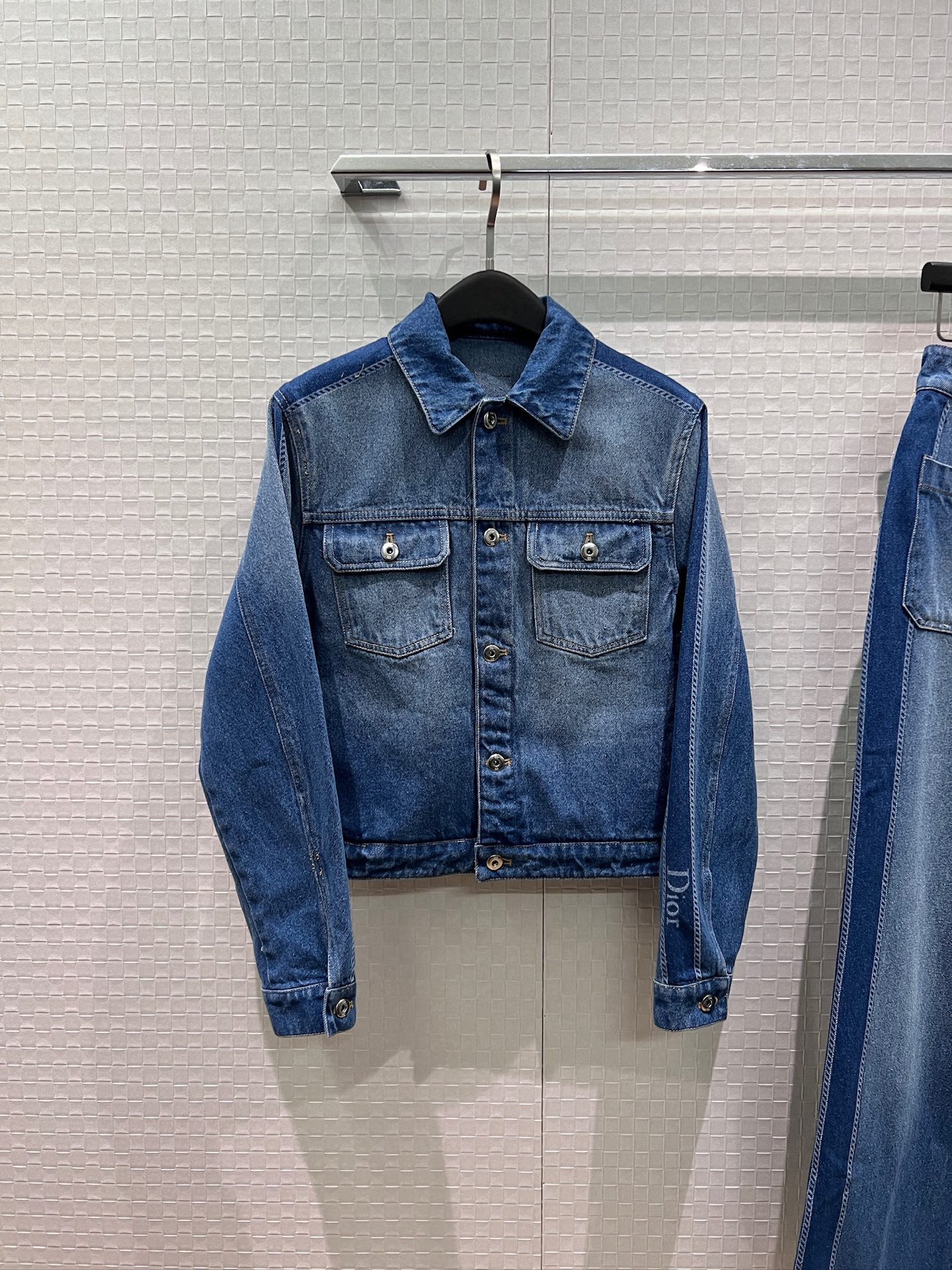 NO:839854,Jacket Pants New style washed washed denim jacket with positioning webbing and logo printing. Same style jeans. Straight leg trousers washed denim fabric. Small leather label with logo on the back. Fashionable and versatile. S-XL,,jeans,jackets & coats,19860909外套 裤子 新款洗水定位织带logo印花牛仔外套同款牛仔裤 直筒裤洗水牛仔面料 背后logo小皮标 时尚百搭 S-XL,,jeans,jackets & coats,,Women's clothing