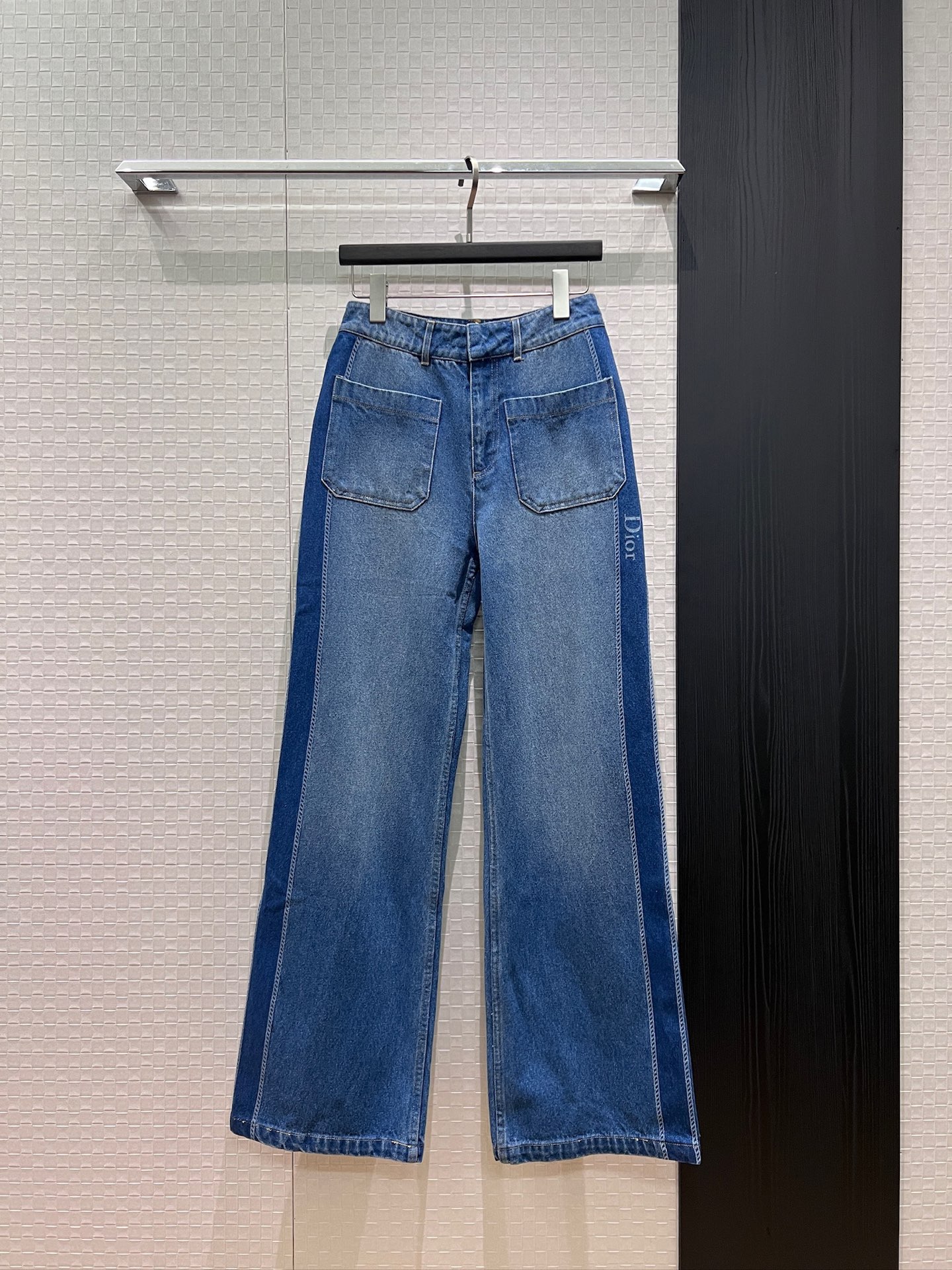 NO:839860,Jacket Pants New style washed washed denim jacket with positioning webbing and logo printing. Same style jeans. Straight leg trousers washed denim fabric. Small leather label with logo on the back. Fashionable and versatile. S-XL,,jeans,jackets & coats,19860909外套 裤子 新款洗水定位织带logo印花牛仔外套同款牛仔裤 直筒裤洗水牛仔面料 背后logo小皮标 时尚百搭 S-XL,,jeans,jackets & coats,,Women's clothing