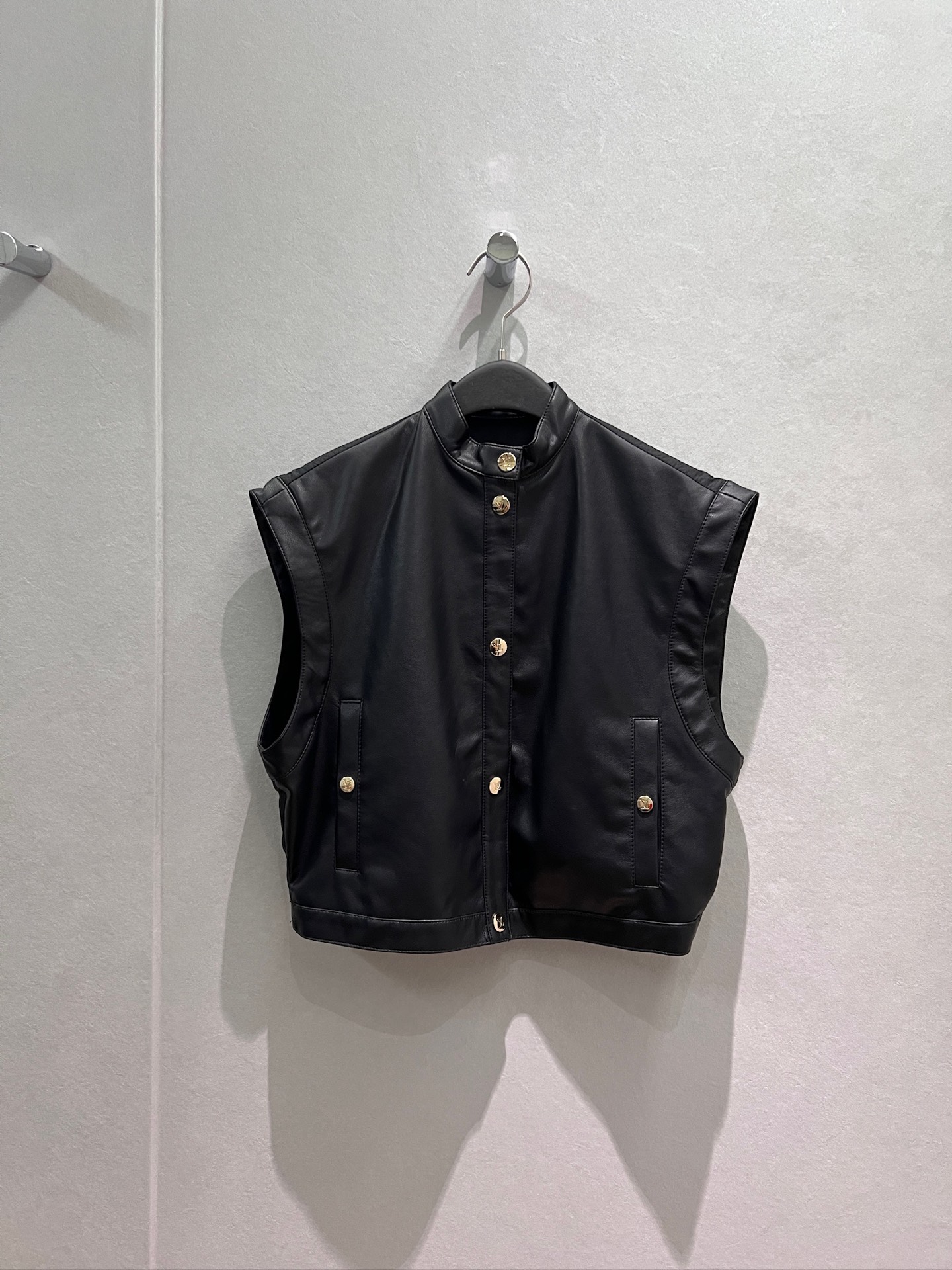 NO:839849,New model of stand-up collar and leather loose vest jacket with short waist, fashionable, sweet and cool, handsome and versatile S-XL,,jackets & coats,jackets & coats,19860909新款立领拼皮宽松马甲夹克外套短款收腰 时尚甜酷 帅气百搭 S-XL,,jackets & coats,jackets & coats,,Women's clothing