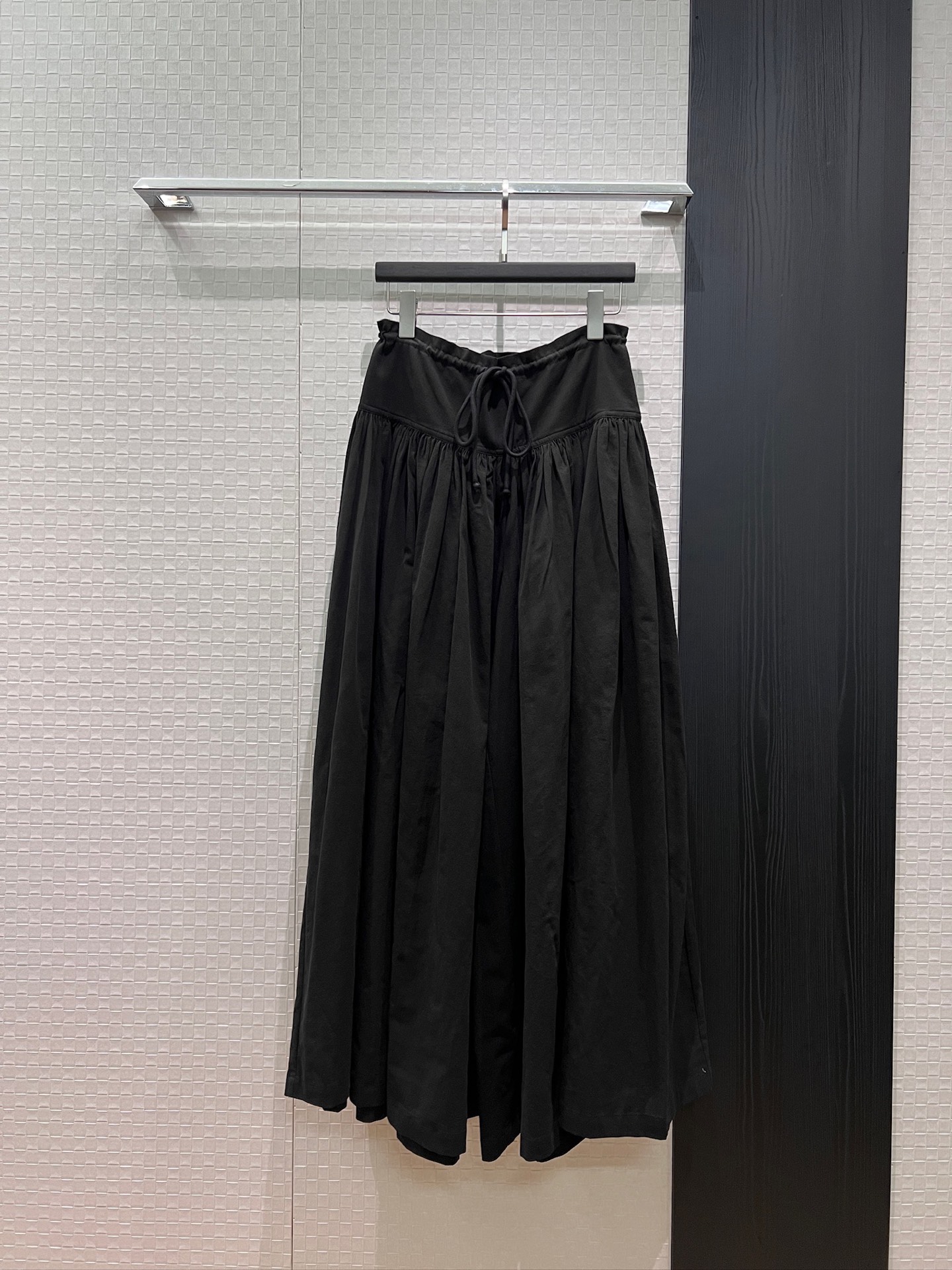 NO:839846,The new the row minimalist drawstring waist, oversized wide-leg culottes for vacation, pleated design, oversized material 4.5 meters, lazy and versatile, like a skirt and trousers, black apricot SML,,skirts,19860909新款the row极简抽绳收腰超大阔腿裙裤度假松弛感 褶皱设计 超大用料4.5米 像裙子又是裤子慵懒百搭 黑色杏色 SML,,skirts,,Women's clothing