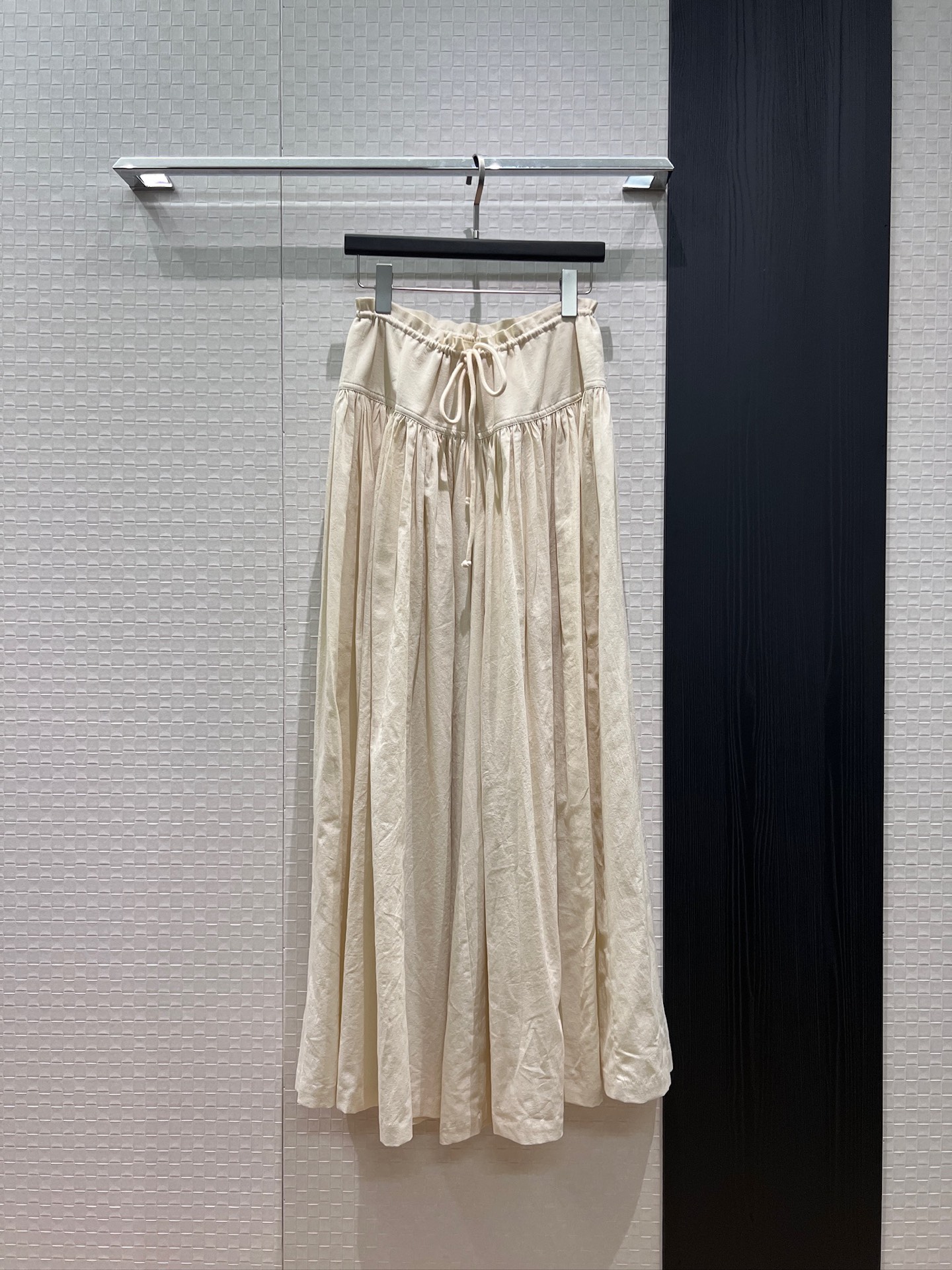 NO:839850,The new the row minimalist drawstring waist, oversized wide-leg culottes for vacation, pleated design, oversized material 4.5 meters, lazy and versatile, like a skirt and trousers, black apricot SML,,skirts,19860909新款the row极简抽绳收腰超大阔腿裙裤度假松弛感 褶皱设计 超大用料4.5米 像裙子又是裤子慵懒百搭 黑色杏色 SML,,skirts,,Women's clothing