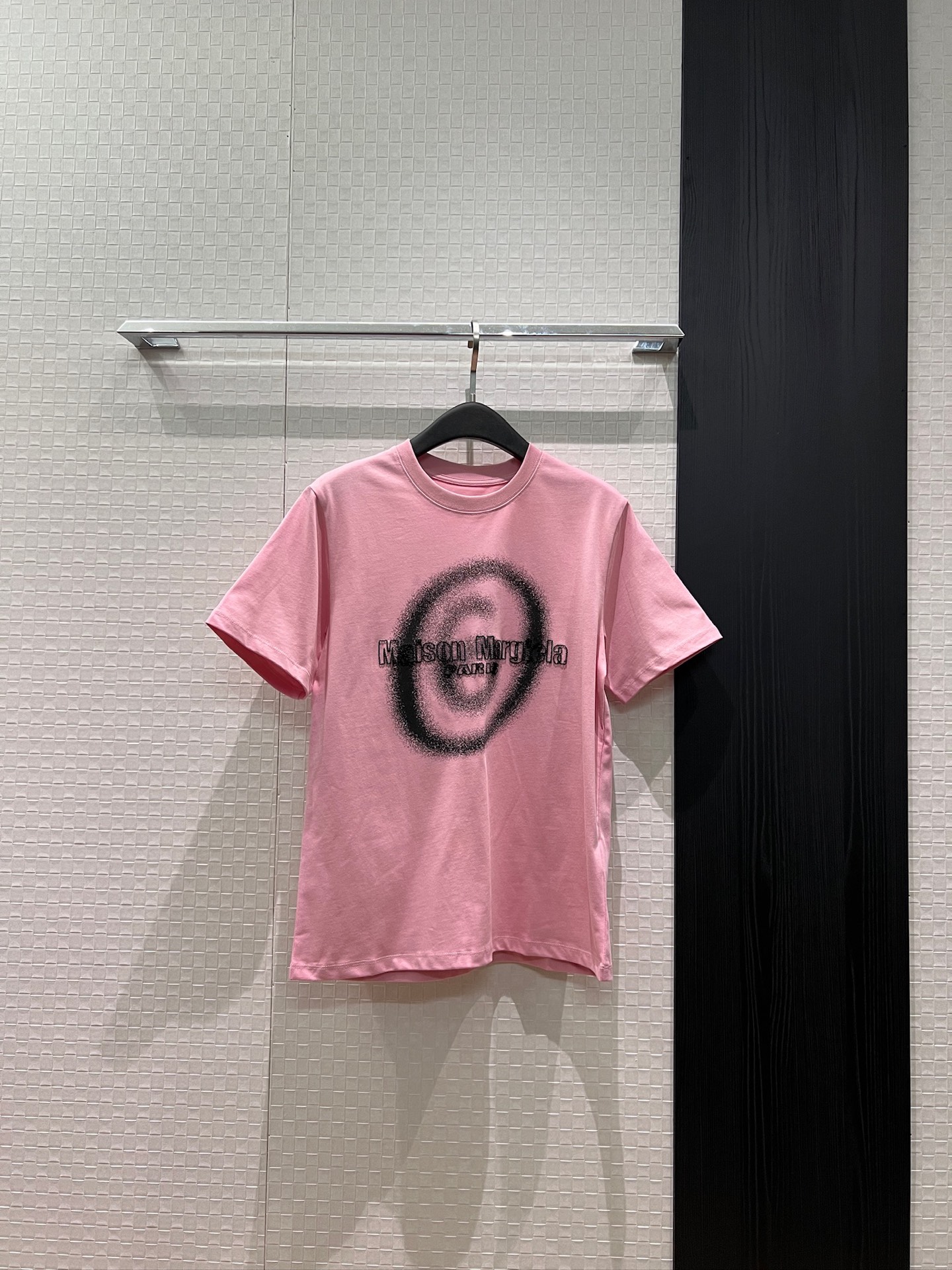 NO:839856,New Margiela MM6 special embroidered logo letter inkjet T-shirt 6 loose and casual, age-reducing and versatile, pink and white SML, masion margiela, masion margiela, tees, t-shirt,19860909新款马吉拉MM6特殊刺绣logo字母喷墨T恤6宽松休闲 减龄百搭 粉色白色 SML,,masion margiela,masion margiela,tees，t-shirt,,Women's clothing