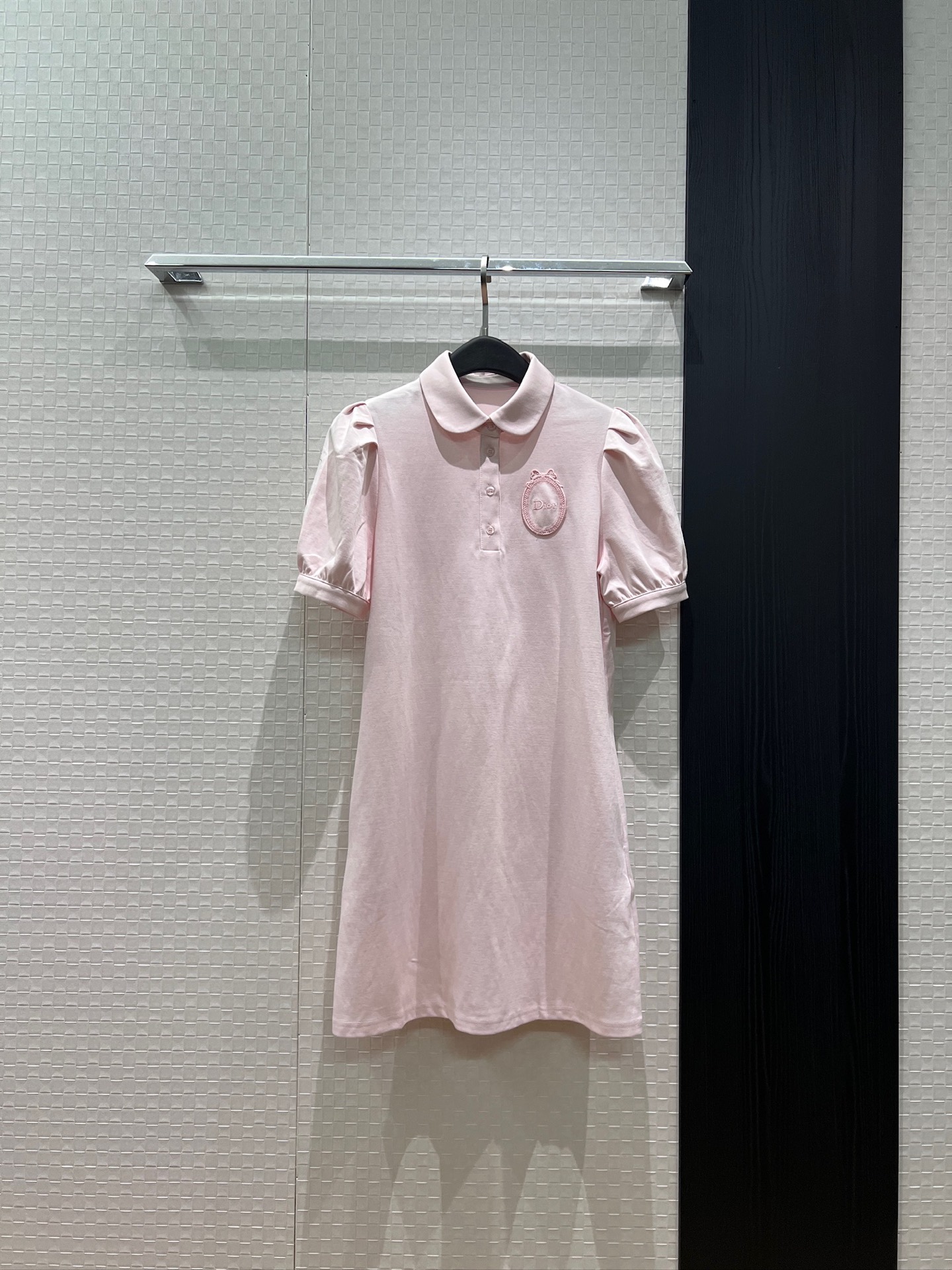 NO:839878,New recommended dress with doll collar, magic mirror embroidery and logo badge. Puff short sleeve design polo skirt with chest badge decoration. Casual and age-reducing. Sweet and versatile pockets on both sides. Vacation essentials. Dark blue, pink and white SML, skirts, T-shirt,19860909新款推荐娃娃领魔镜刺绣logo徽章连衣裙 泡泡短袖设计polo裙胸前徽章装饰 休闲减龄 甜美百搭两侧口袋 度假必备 深蓝粉色白色 SML,,skirts,T-shirt,,Women's clothing