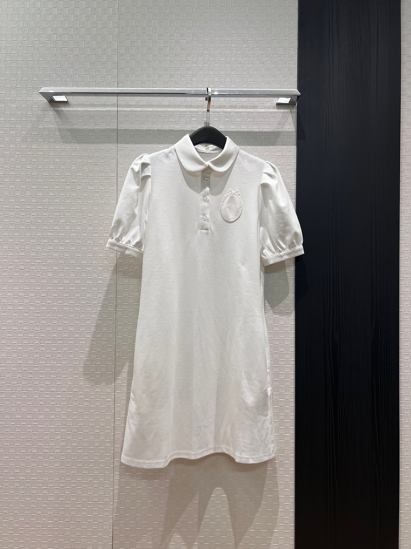 NO:839892,New recommended dress with doll collar, magic mirror embroidery and logo badge. Puff short sleeve design polo skirt with chest badge decoration. Casual and age-reducing. Sweet and versatile pockets on both sides. Vacation essentials. Dark blue, pink and white SML, skirts, T-shirt,19860909新款推荐娃娃领魔镜刺绣logo徽章连衣裙 泡泡短袖设计polo裙胸前徽章装饰 休闲减龄 甜美百搭两侧口袋 度假必备 深蓝粉色白色 SML,,skirts,T-shirt,,Women's clothing