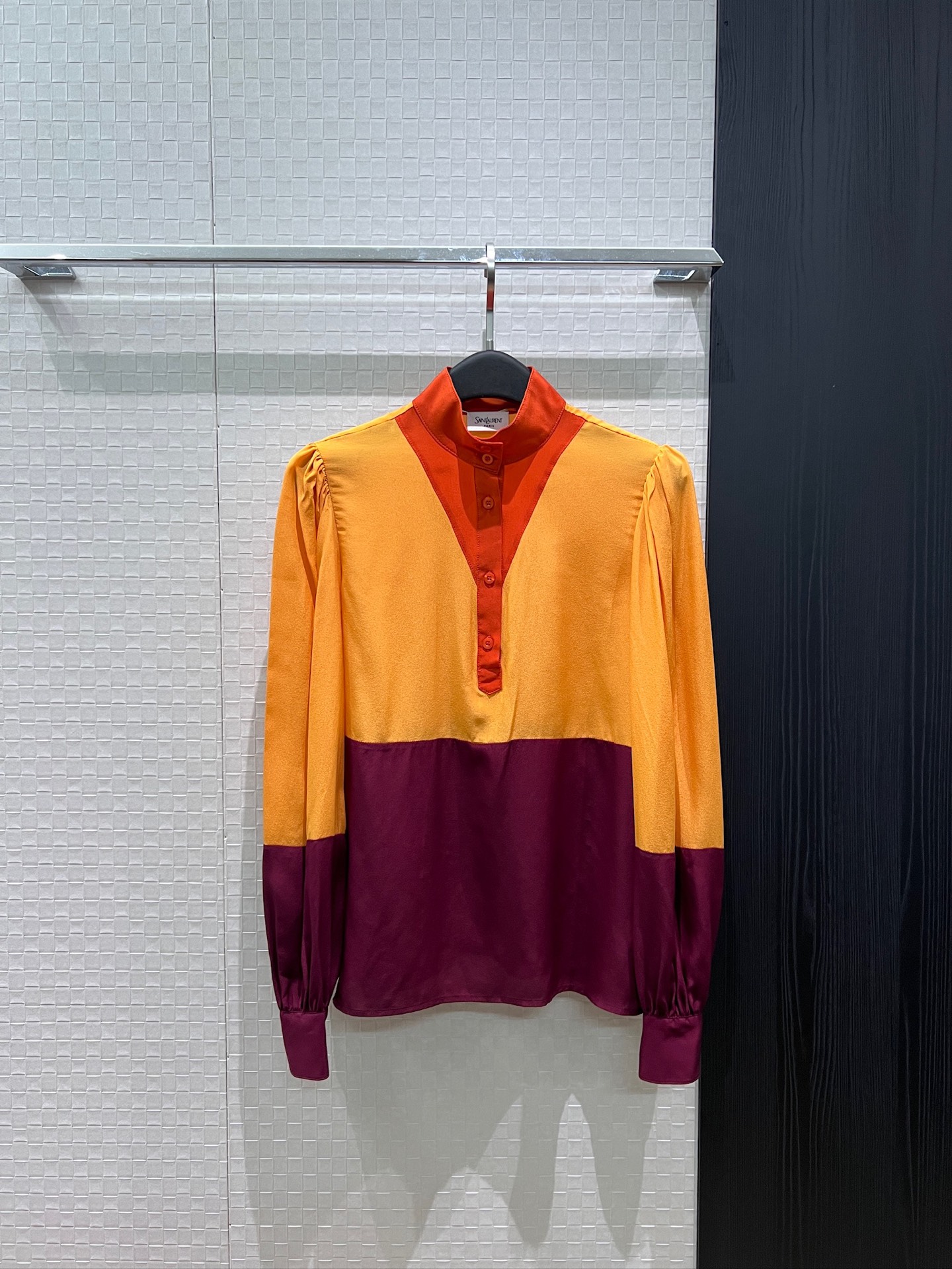 NO:839905,New catwalk model Heavy silk crepe de chine spliced ​​small stand-up collar shirt lantern puff sleeves Retro fashion temperament for commuting Elegant and versatile Orange brown SML,,real silk,19860909新款走秀款 重磅真丝双绉拼接小立领衬衣灯笼泡泡袖 复古时尚气质通勤 优雅百搭 橘色棕色 SML,,real silk,,Women's clothing