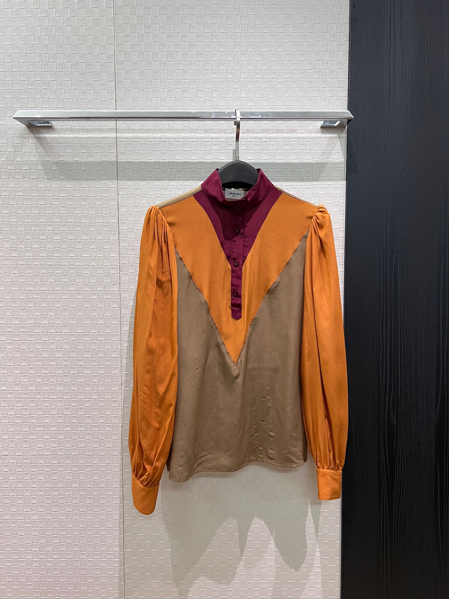 NO:839917,New catwalk model Heavy silk crepe de chine spliced ​​small stand-up collar shirt lantern puff sleeves Retro fashion temperament for commuting Elegant and versatile Orange brown SML,,real silk,19860909新款走秀款 重磅真丝双绉拼接小立领衬衣灯笼泡泡袖 复古时尚气质通勤 优雅百搭 橘色棕色 SML,,real silk,,Women's clothing