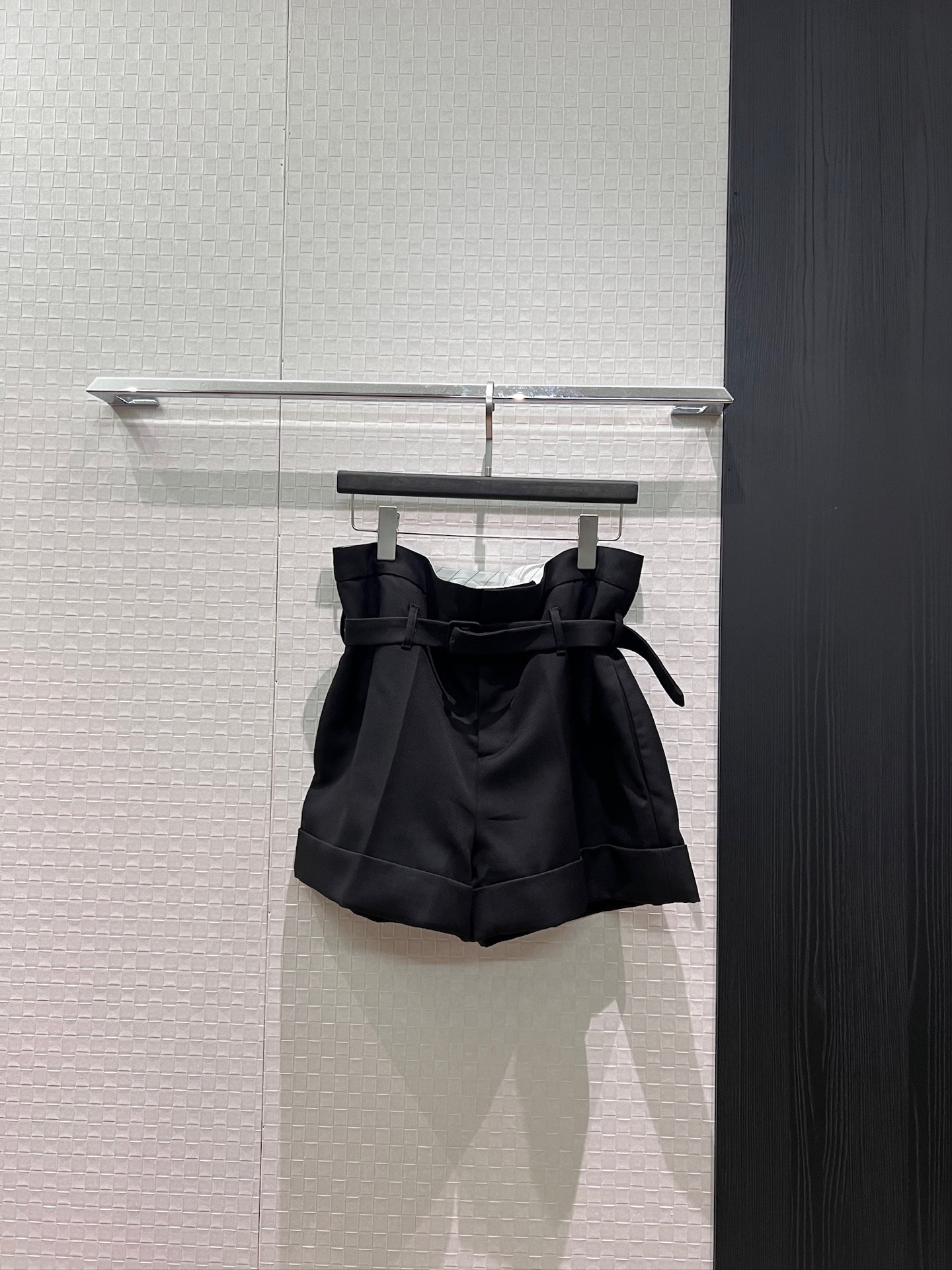 NO:839928,New style simple high-waisted rolled-edge suit shorts with belt to tighten the waist, A-line version with wide legs, slim and versatile, full of aura, wool blend SML,,shorts,business suit,19860909新款简约高腰卷边西装短裤系腰带收腰 A字版阔腿 显瘦百搭 气场十足羊毛混纺 SML,,shorts,business suit,,Women's clothing