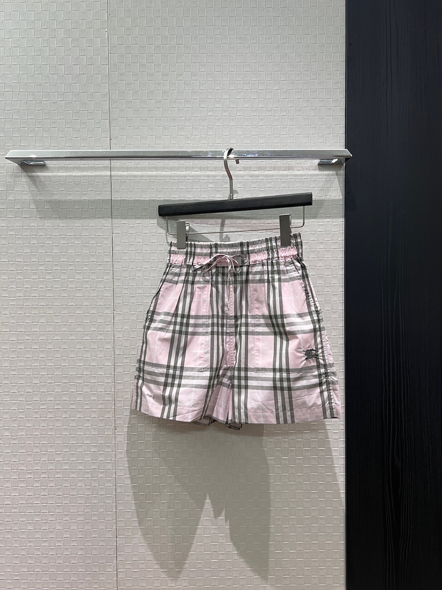 NO:839880,The new model is the same as that of celebrities. Classic plaid shorts, drawstring elastic waist, embroidered war horse logo decoration, casual and versatile, fashionable and age-reducing, khaki/pink S-XL,,shorts,19860909新款冲冲明星同款 经典格纹短裤 抽绳松紧腰刺绣战马logo装饰 休闲百搭时尚减龄 卡其/粉色 S-XL,,shorts,,Women's clothing