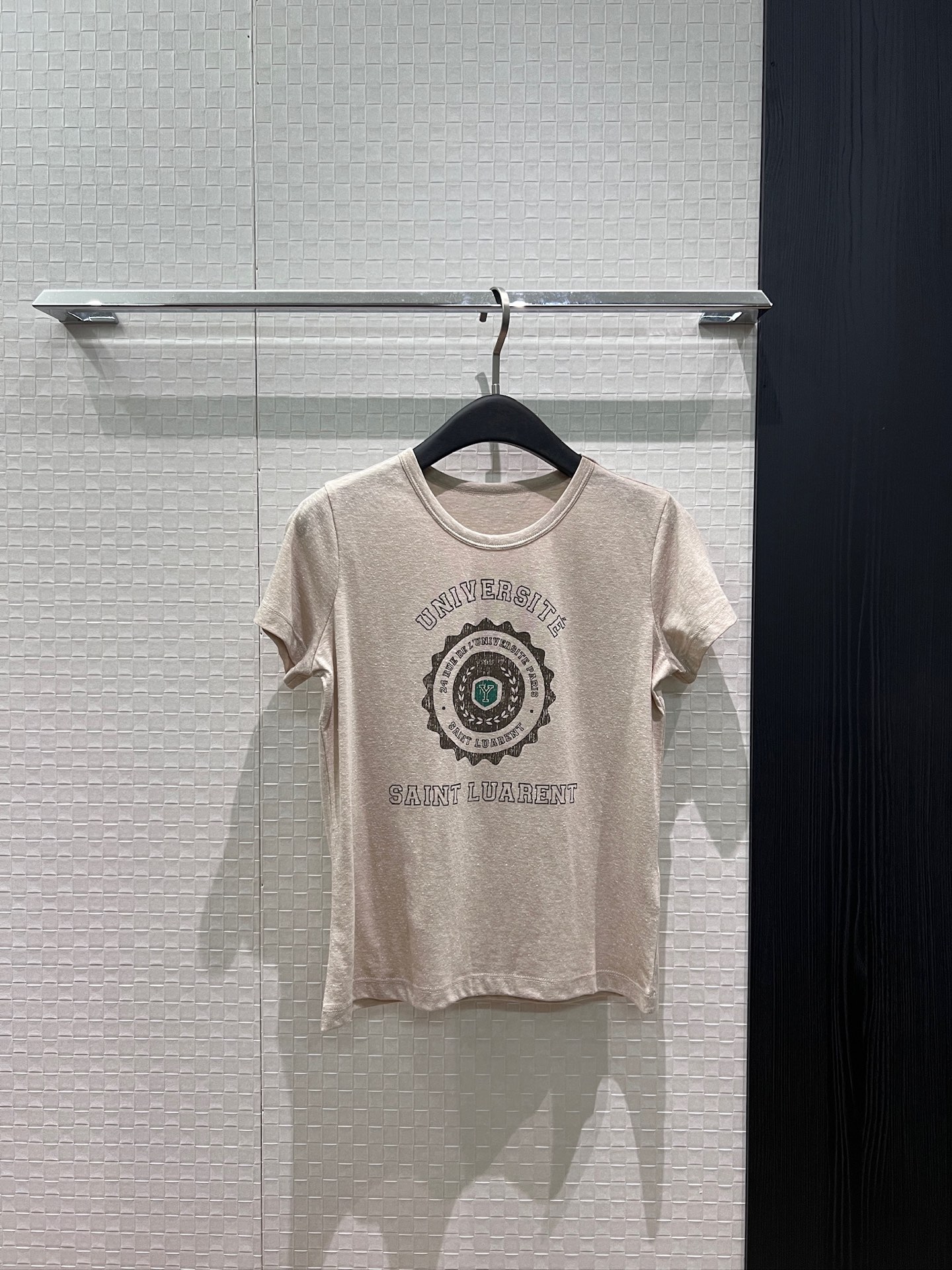 NO:839904,New distressed printed T-shirt, straight shoulder, slim fit, simple and versatile, gray apricot SML,,tees,t-shirt,19860909新款做旧印花T恤 正肩修身简单百搭 灰色杏色 SML,,tees，t-shirt,,Women's clothing