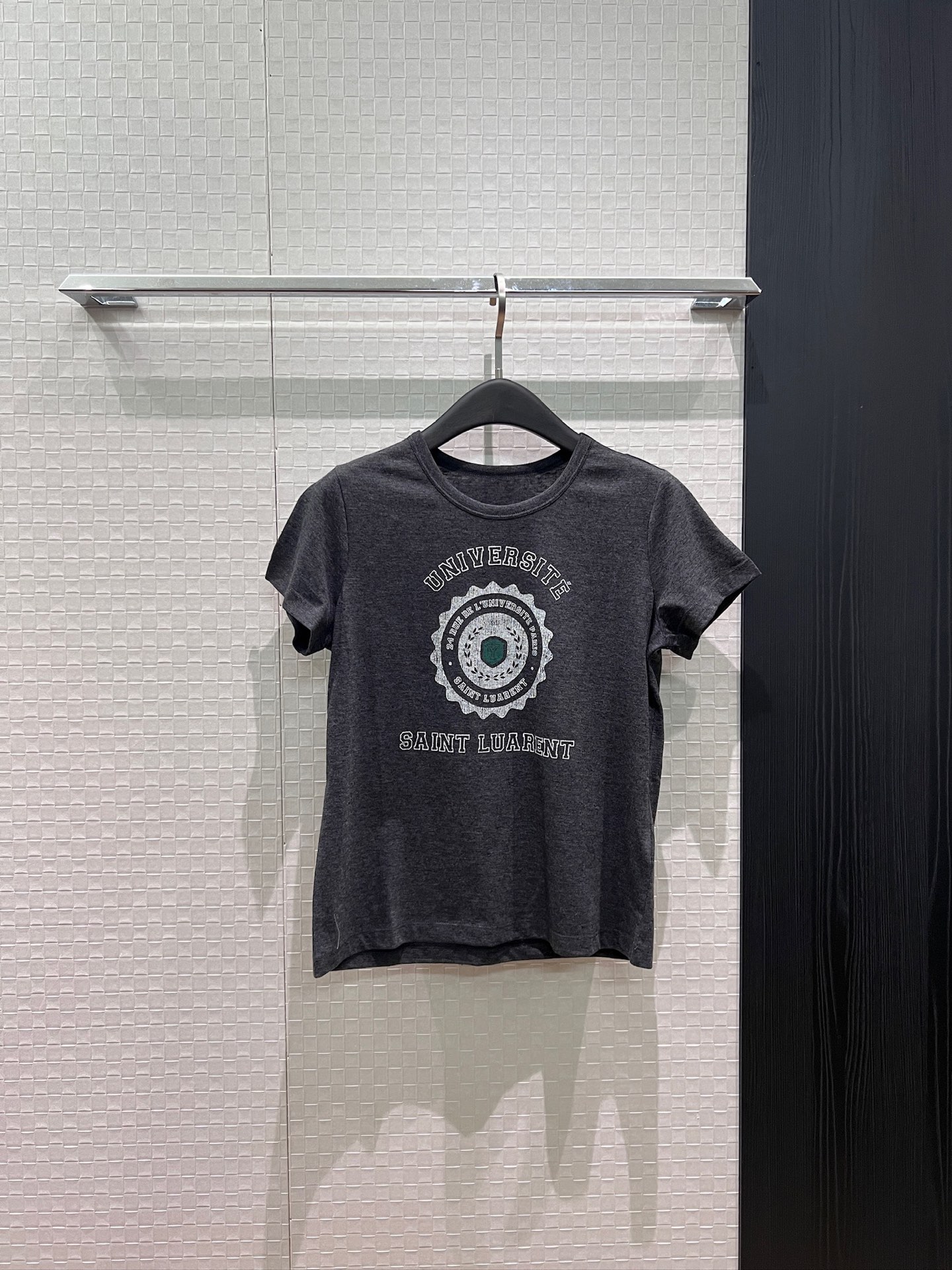 NO:839893,New distressed printed T-shirt, straight shoulder, slim fit, simple and versatile, gray apricot SML,,tees,t-shirt,19860909新款做旧印花T恤 正肩修身简单百搭 灰色杏色 SML,,tees，t-shirt,,Women's clothing