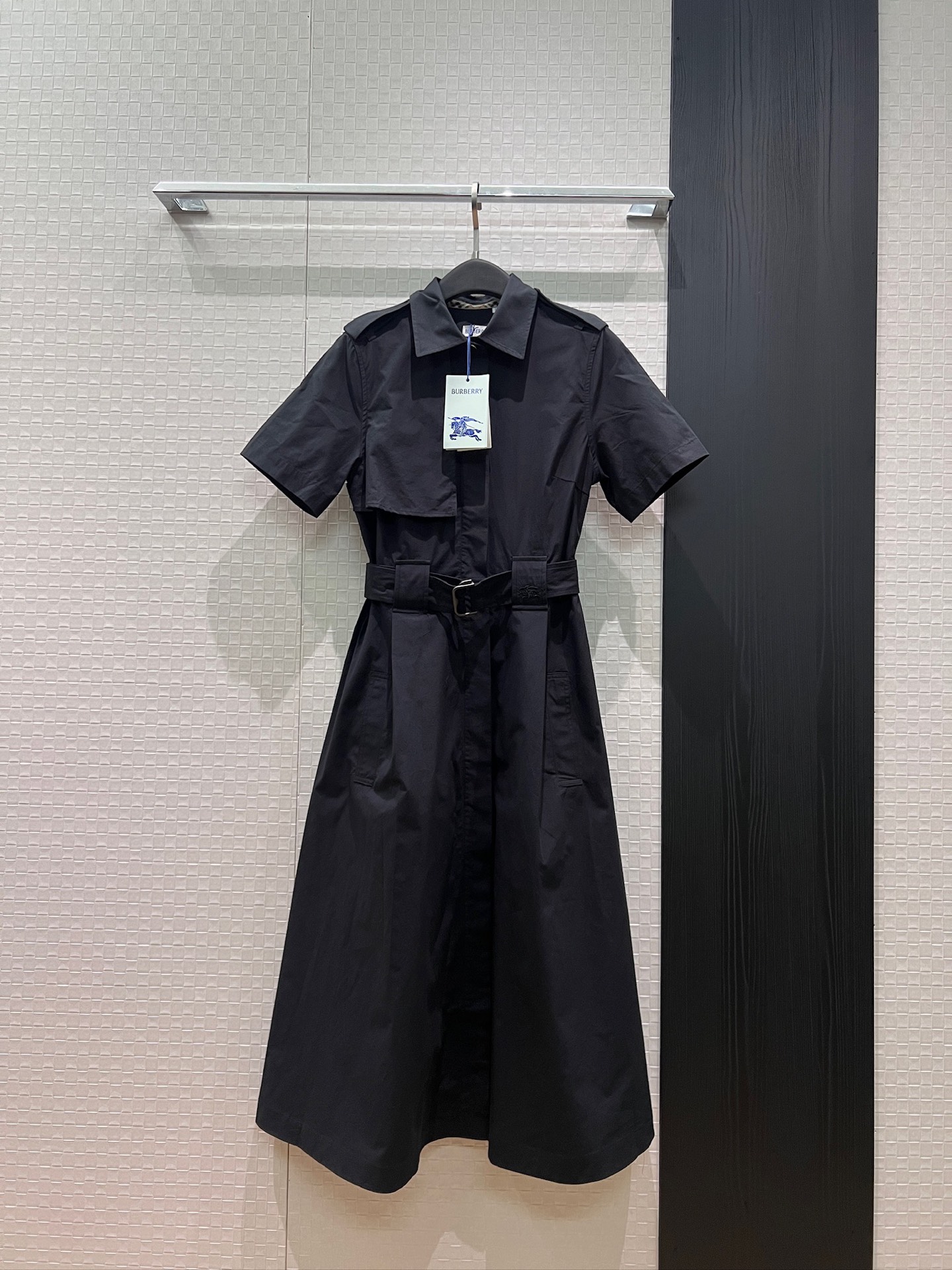 NO:840545,New style lapel short-sleeved dress with rush epaulette design. The long skirt is decorated with a belt. The war horse logo is embroidered on the waist and there are pockets on both sides. Casual commuting. The temperament reduces age. Black and white khaki S-XL,,skirts,T-shirt,19860909新款冲冲肩章设计翻领短袖连衣裙 长裙系腰带装饰 腰部刺绣战马logo两侧有口袋 休闲通勤 气质减龄 黑色白色卡其 S-XL,,skirts,T-shirt,,Women's clothing