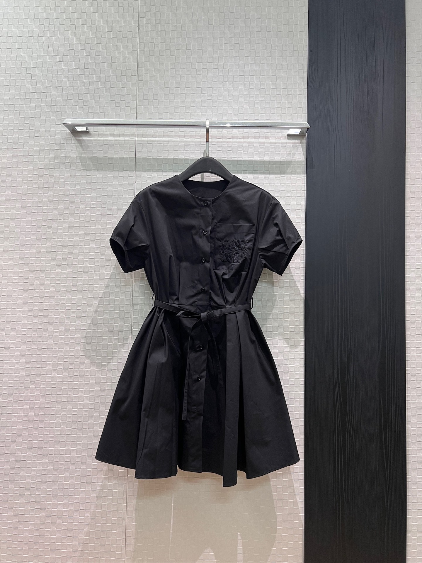 NO:840523,New Loewe chest embroidered logo badge pocket, round neck puff short-sleeved dress with belt and bow, pleated waist, pockets on both sides, black blue khaki S-XL,,loewe,skirts,T-shirt,19860909新款Loewe胸前刺绣logo徽章口袋 圆领泡泡短袖连衣裙系腰带蝴蝶结 褶皱收腰 两侧有口袋黑色蓝色卡其 S-XL,,loewe,skirts,T-shirt,,Women's clothing